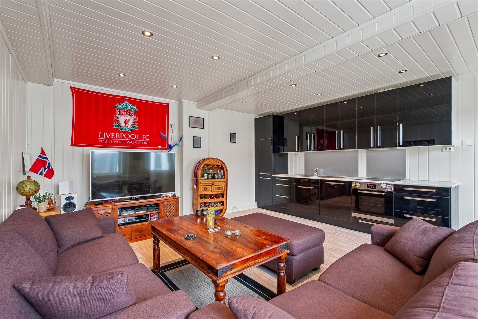 Hele leiligheten ble pusset opp i 2011 og har en gjennomført stil. Galleribilde