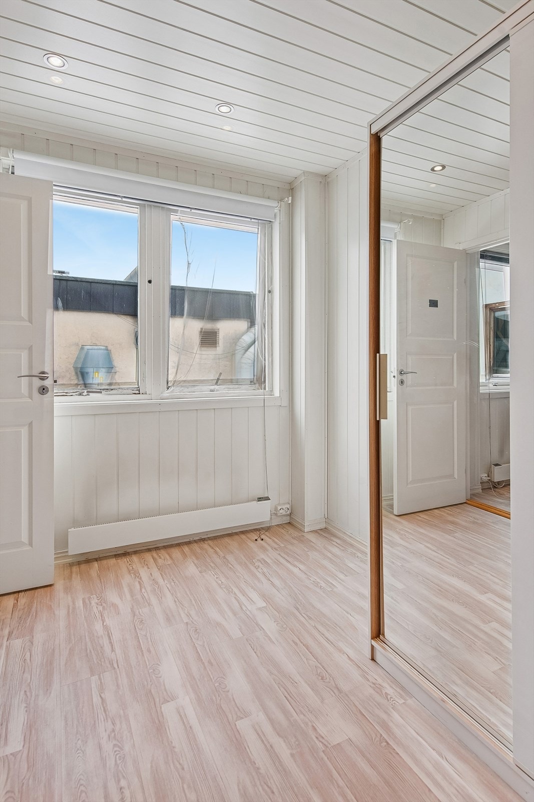 Lyst og pent soverom som vender inn mot bakgården. Galleribilde