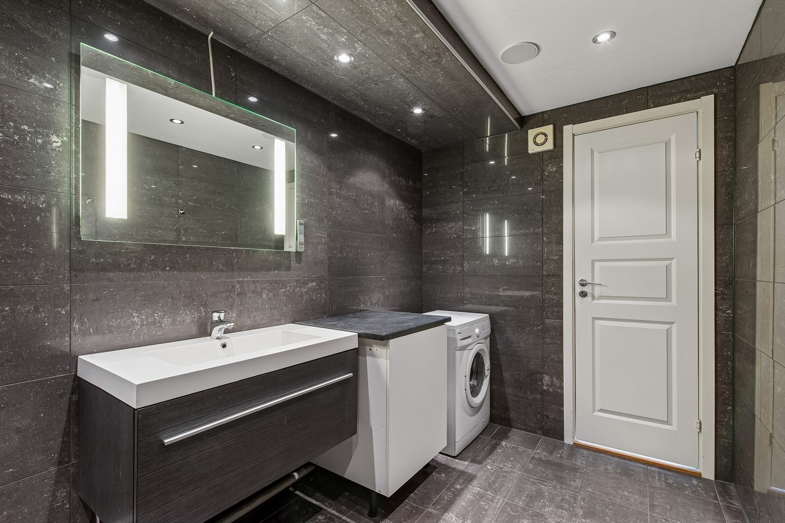 Stilrent, flislagt bad fra 2011. Galleribilde