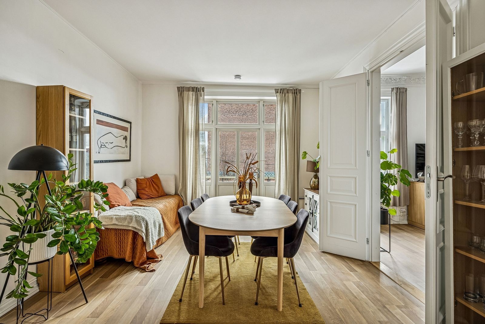 Dette rommet kan brukes som soverom eller spisestue da det er dører inn til gang og stue. Galleribilde