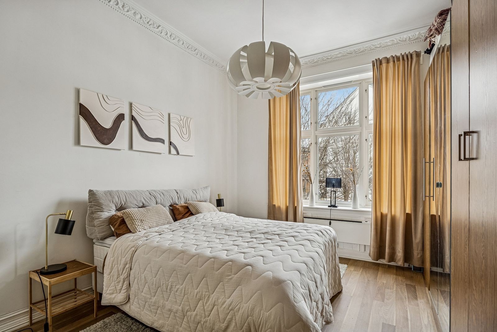 Stort hovedsoverom med garderobe. Galleribilde