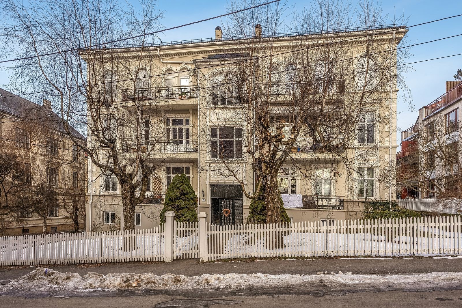 Leiligheten ligger i flott bygård, skjermet fra trafikk og støy. Galleribilde