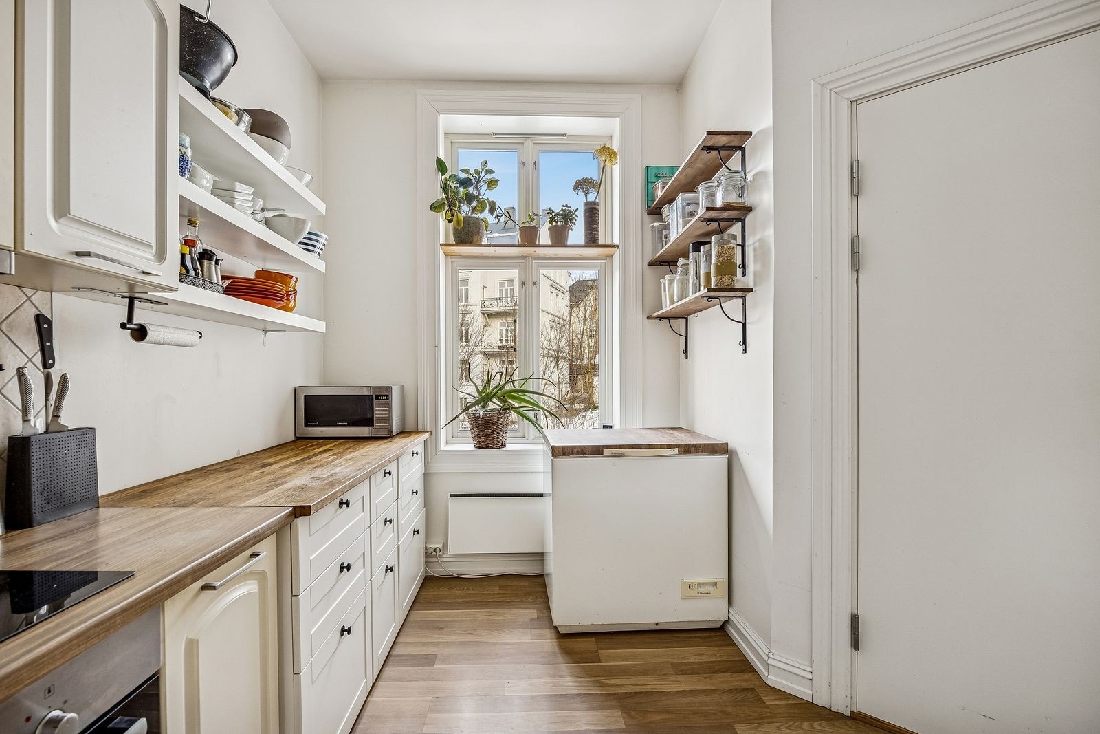 Pent kjøkken med integrerte hvitevarer. Galleribilde