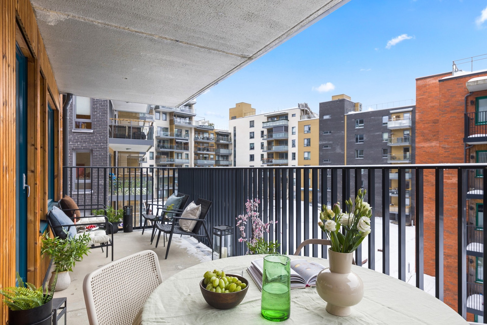 Balkong med flere møbleringssoner og plass til både avslapning og måltider. Galleribilde