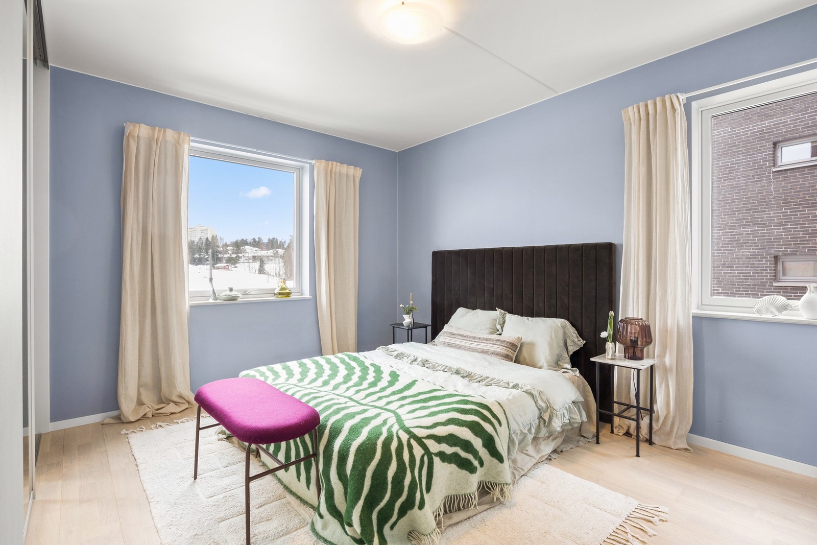 Soverom med plass til dobbeltseng og tilhørende nattbord. To vinduer gir godt med naturlig lys og lufting fra flere retninger. Galleribilde