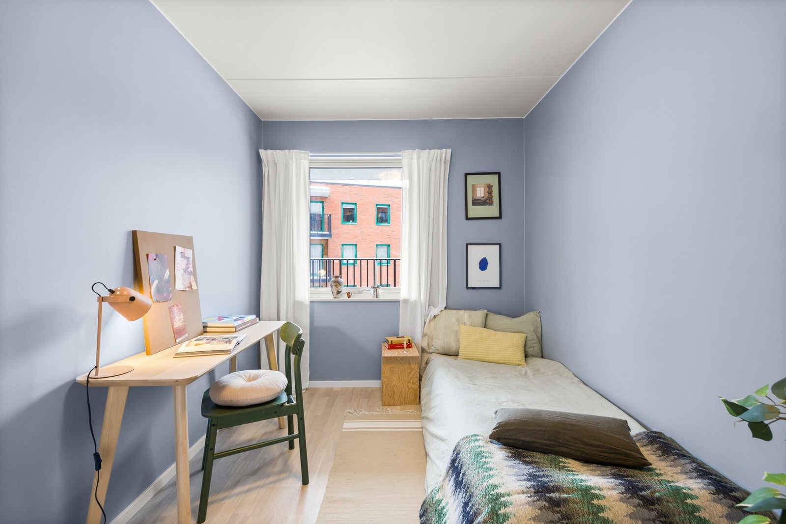 Lyst og innbydende soverom med plass til både seng og skrivepult. Vinduet gir godt lysinnslipp og rommet oppleves ryddig og funksjonelt. Galleribilde