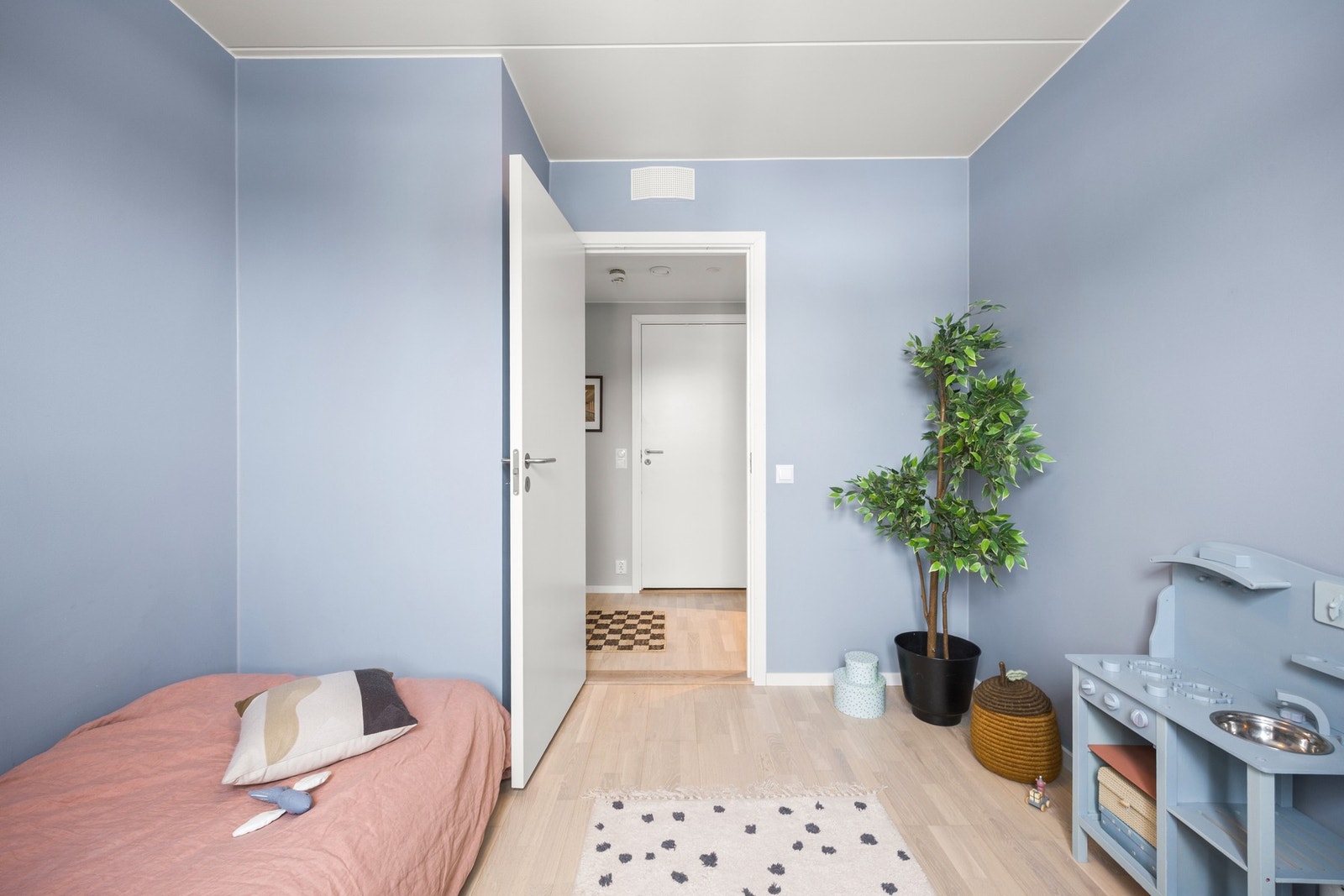 Hyggelig soverom som egner seg godt som barnerom, med plass til seng og lekeområde. Galleribilde