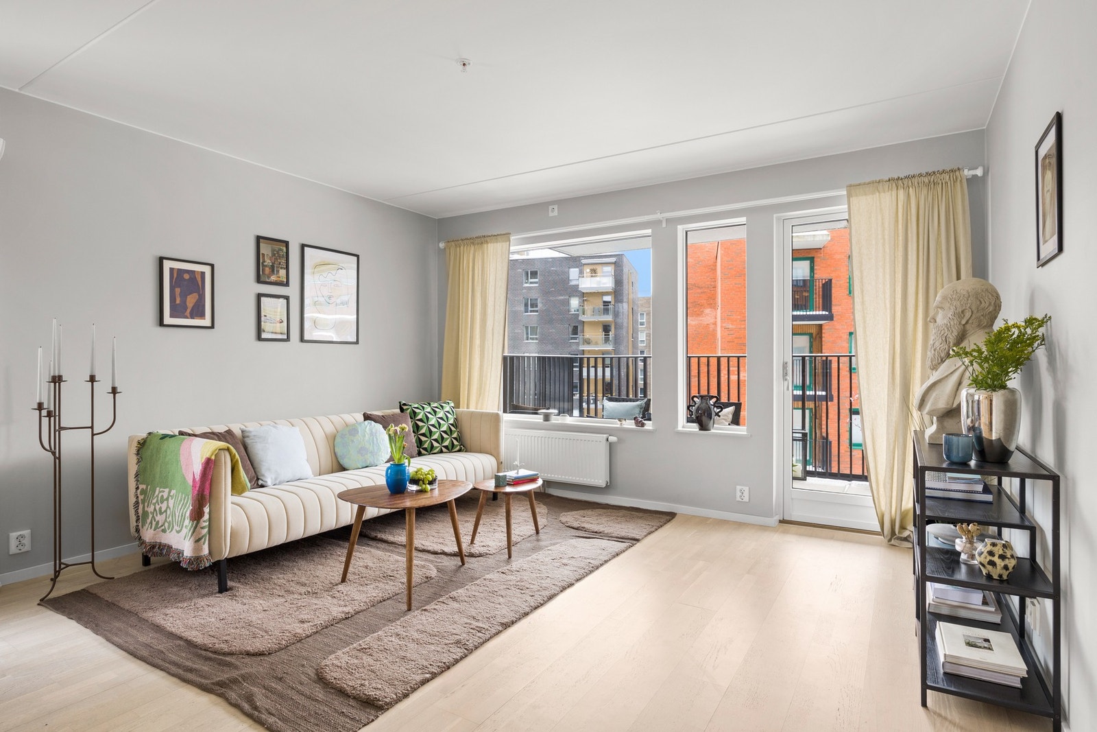 Houssam Ben Zrelli v/EIE eiendomsmegling har gleden av å presentere Gamleveien 95 (Foto: Oh Shots) Galleribilde