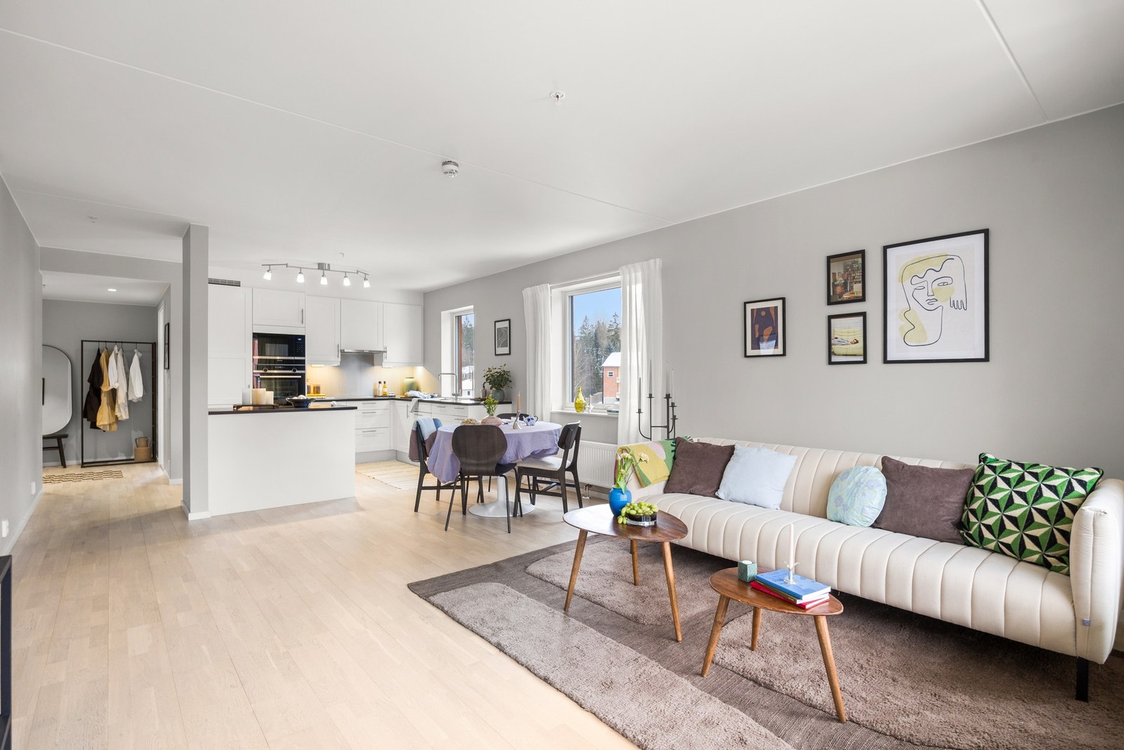 Åpen stue- og kjøkkenløsning som gir en god romfølelse og fleksible møbleringsmuligheter. Kjøkkenet er plassert i tilknytning til spiseplassen Galleribilde