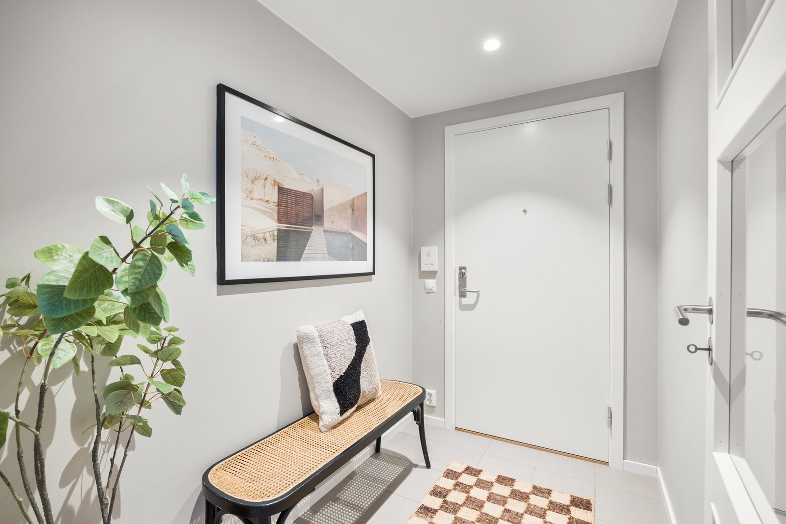 Innbydende entré med plass til sittebenk og dekorative detaljer. Galleribilde