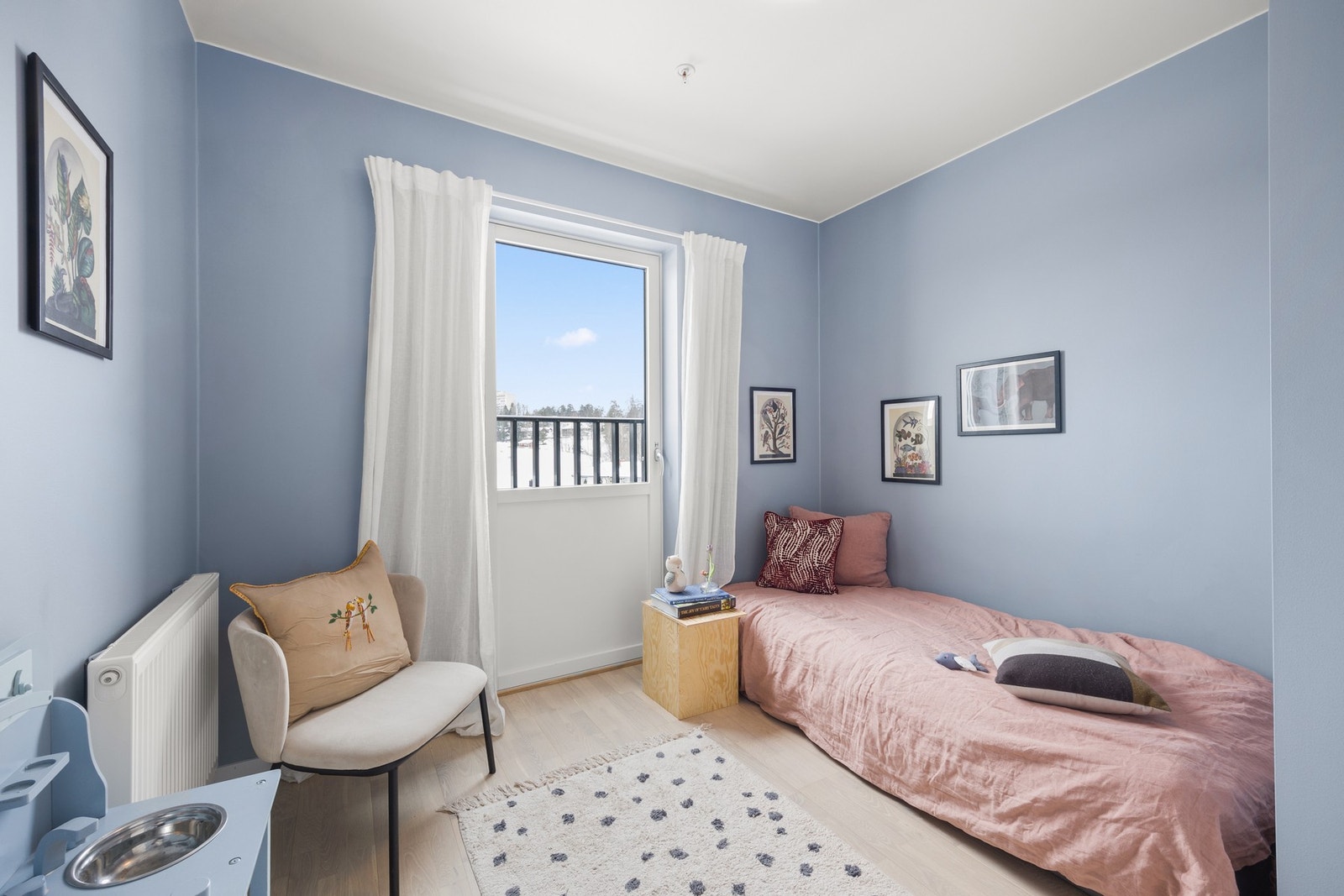 Soverom med plass til seng og mindre møblement. Vindu gir naturlig lysinnslipp og rommet har lyse overflater. Galleribilde