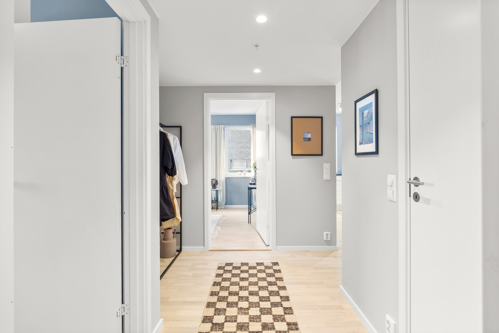 Gangareal med adkomst til flere rom og naturlig flyt videre inn i boligen. Lyse vegger og parkett på gulv gir et helhetlig uttrykk. Galleribilde