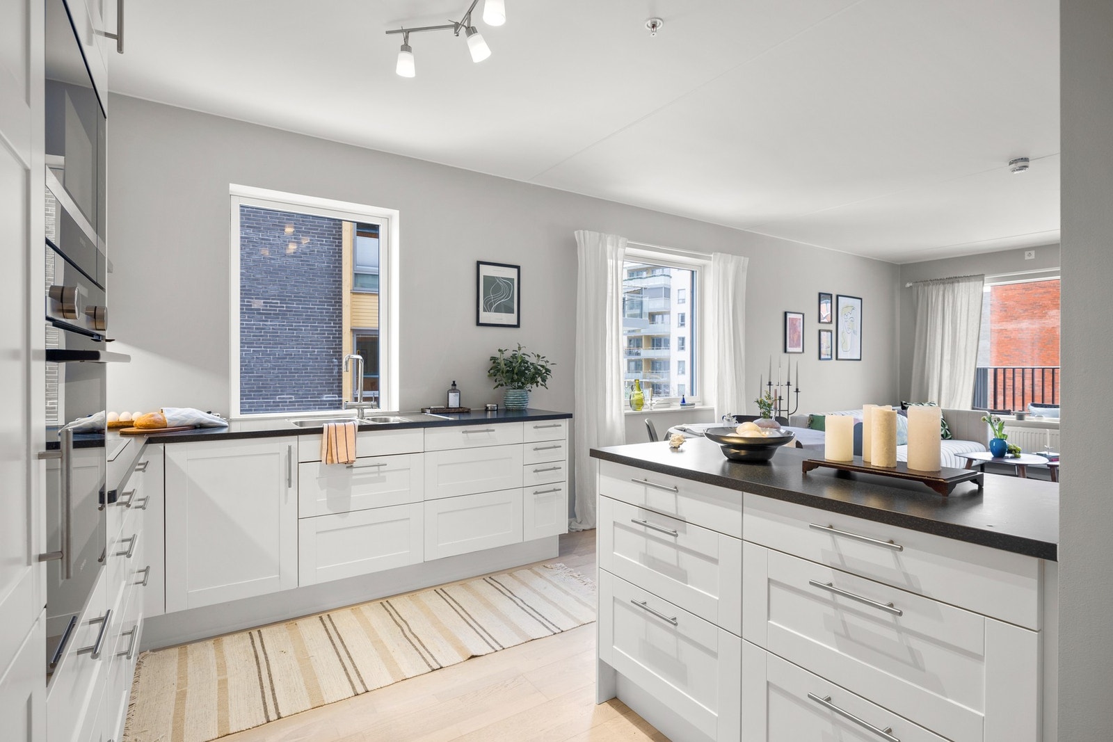 Åpen kjøkkenløsning med god sammenheng mot stue/spisestue. Her får du en sosial og funksjonell sone med god plass til både matlaging og hyggelige samlinger. Galleribilde