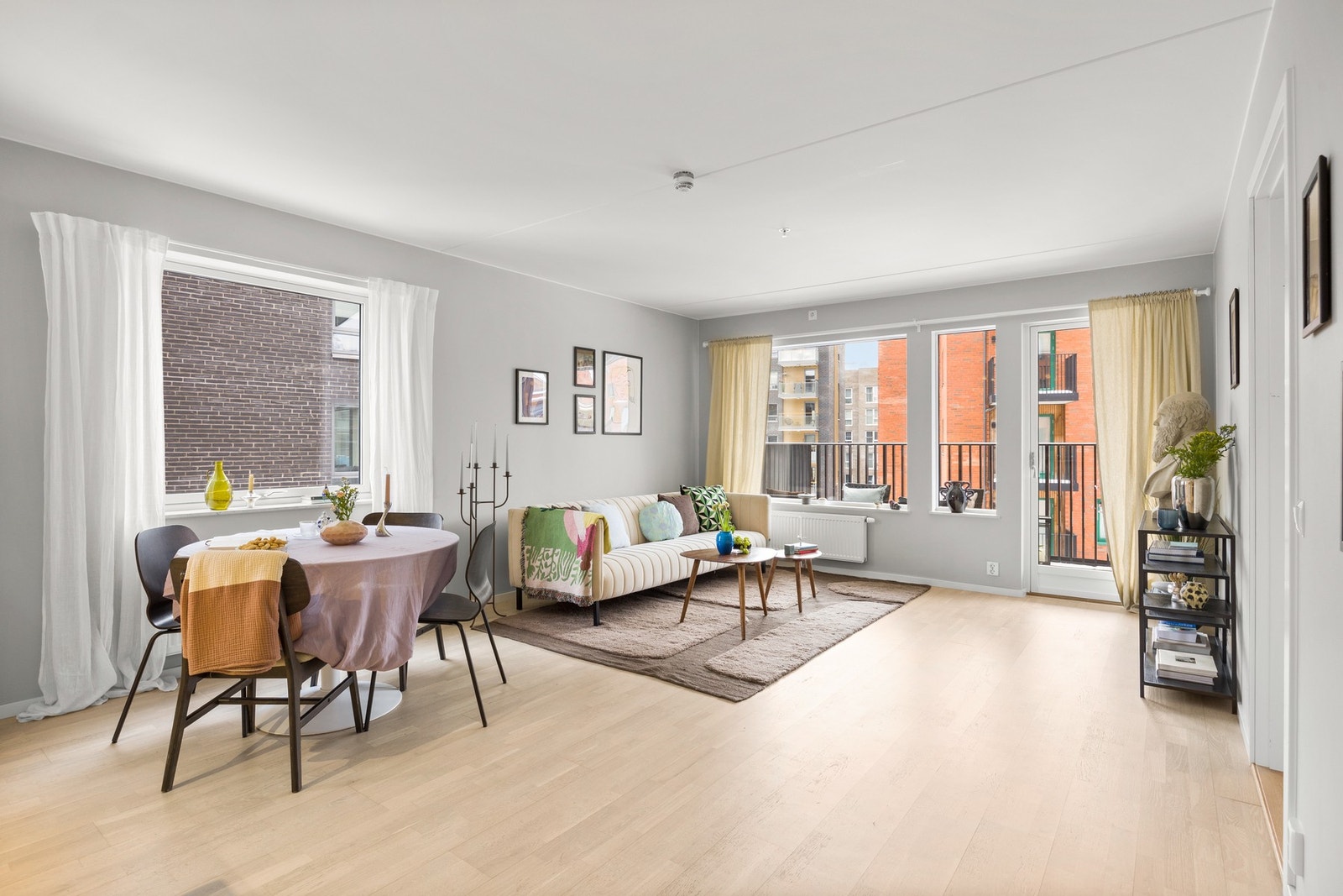 Lys og romslig stue med plass til både sofagruppe og spisebord. Store vindusflater og utgang til balkong gir godt med naturlig lys. Galleribilde