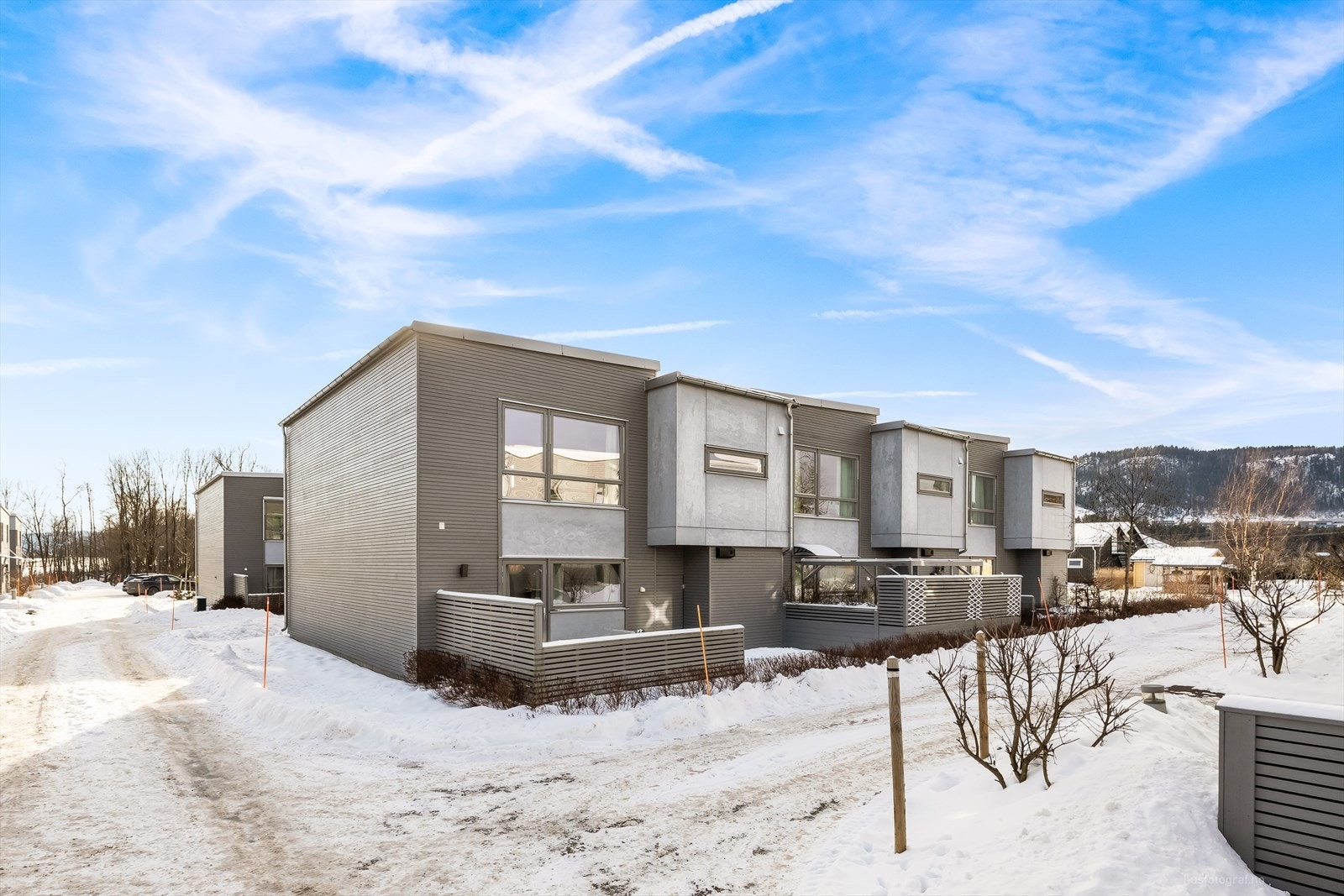 Plen i hage, og noe belegningsstein ved inngangsparti. Asfalt i carport. Galleribilde