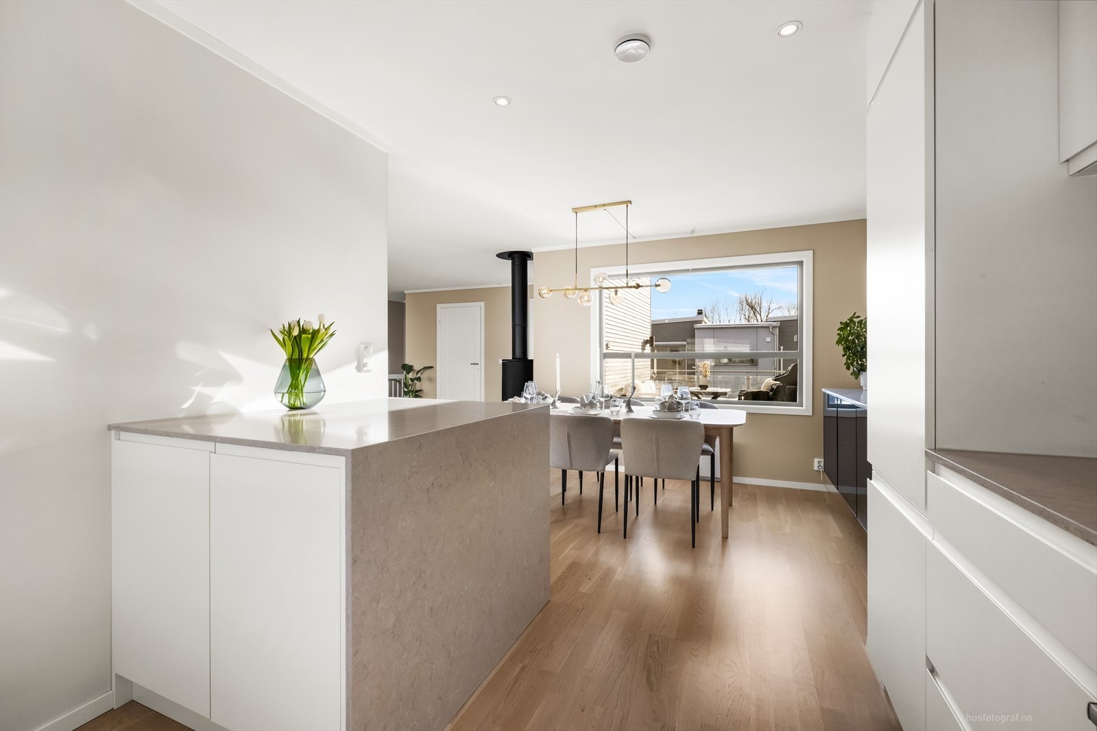 Kjøkkenet fremstår som moderne og stilrent, med en gjennomført helhetlig design som gir rommet et gjennomført lyst preg. Galleribilde