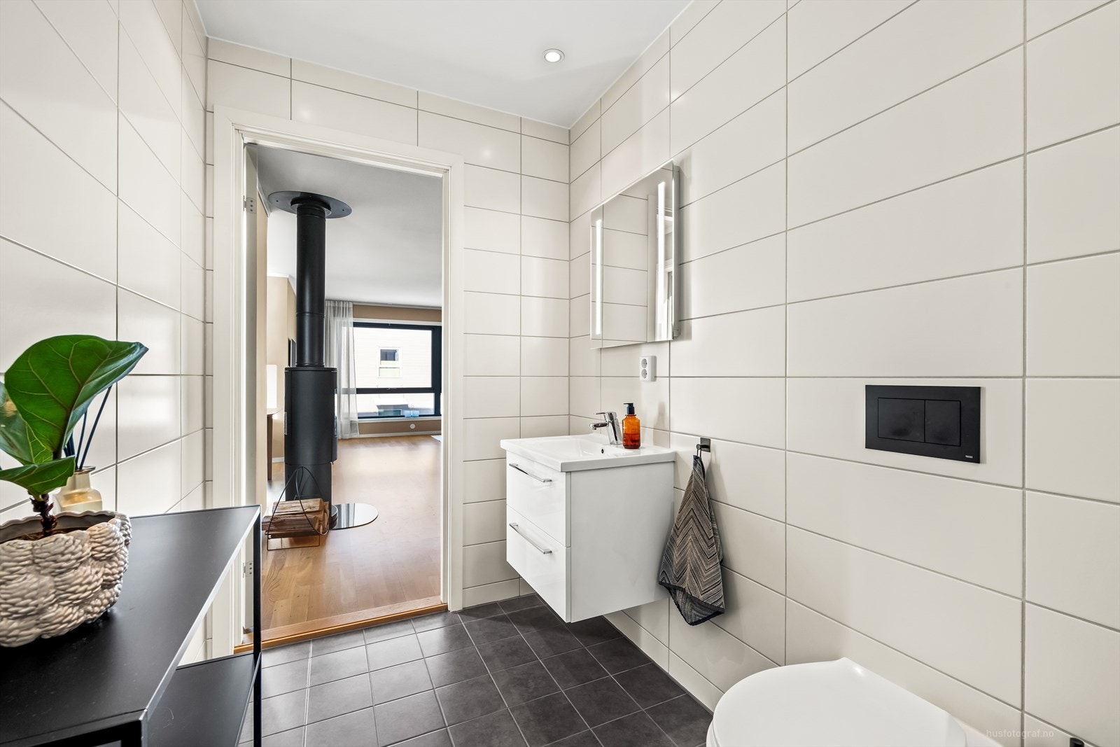 Delikat baderom i 2.etasje som er pent flislagt og har varmekabler i gulv. Galleribilde