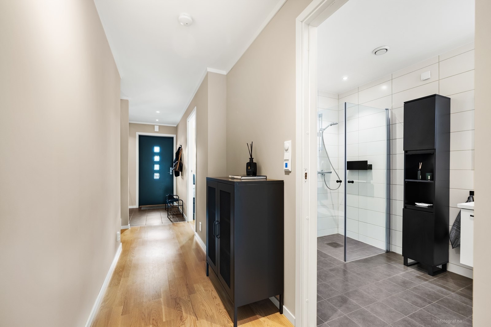 Badet i 1.etasje ligger praktisk i tilknytning til soverommene og er lekkert, med moderne farge- og materialvalg. Galleribilde