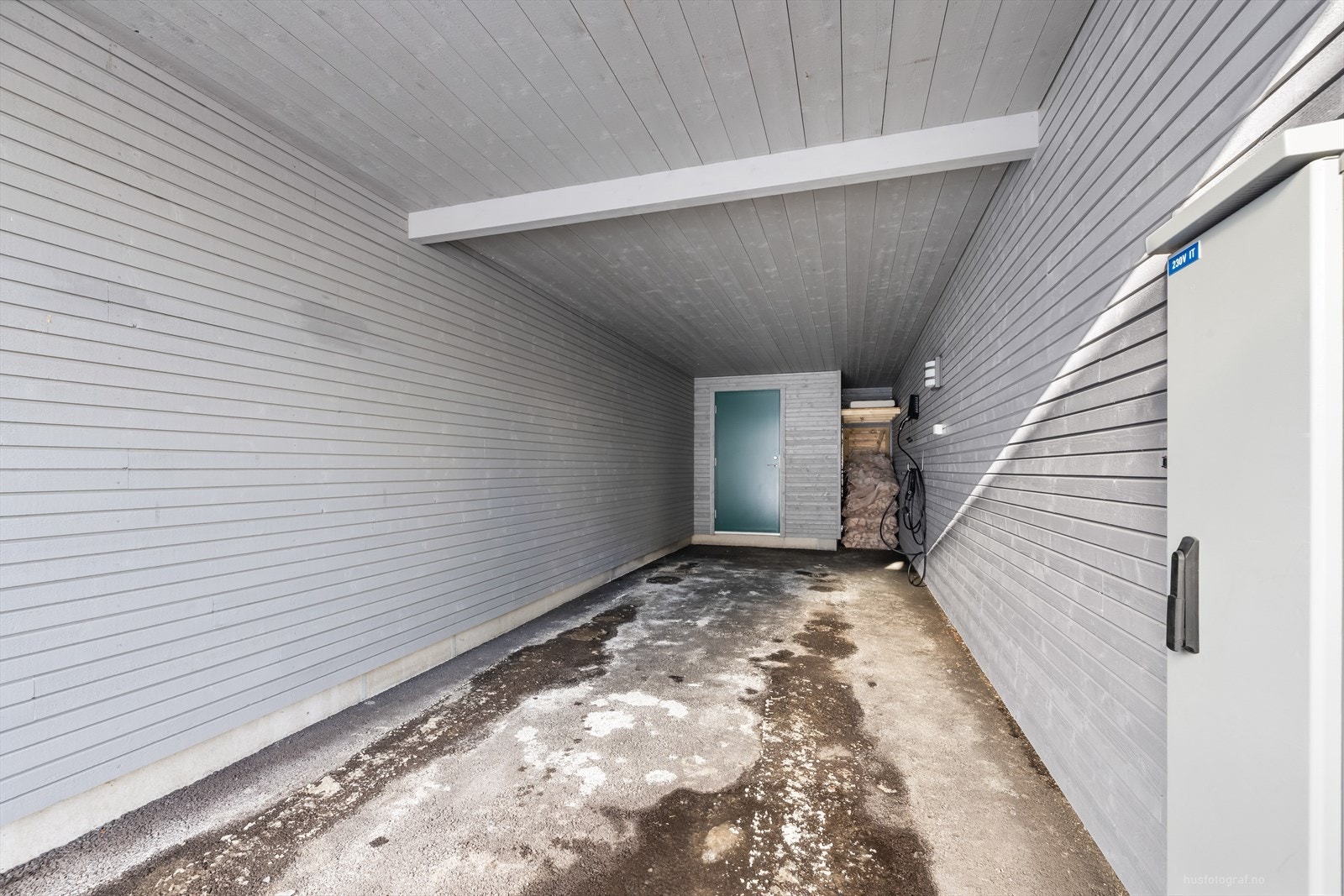 Det er i tillegg parkering i carport med lader, god plass til lagring i bod og terrasse med glassrekkverk. Galleribilde