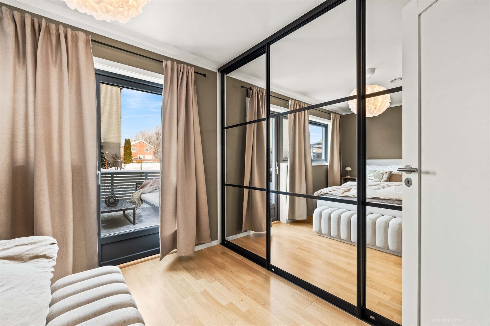 Det er god plass til dobbeltseng med tilhørende nattbord. Galleribilde