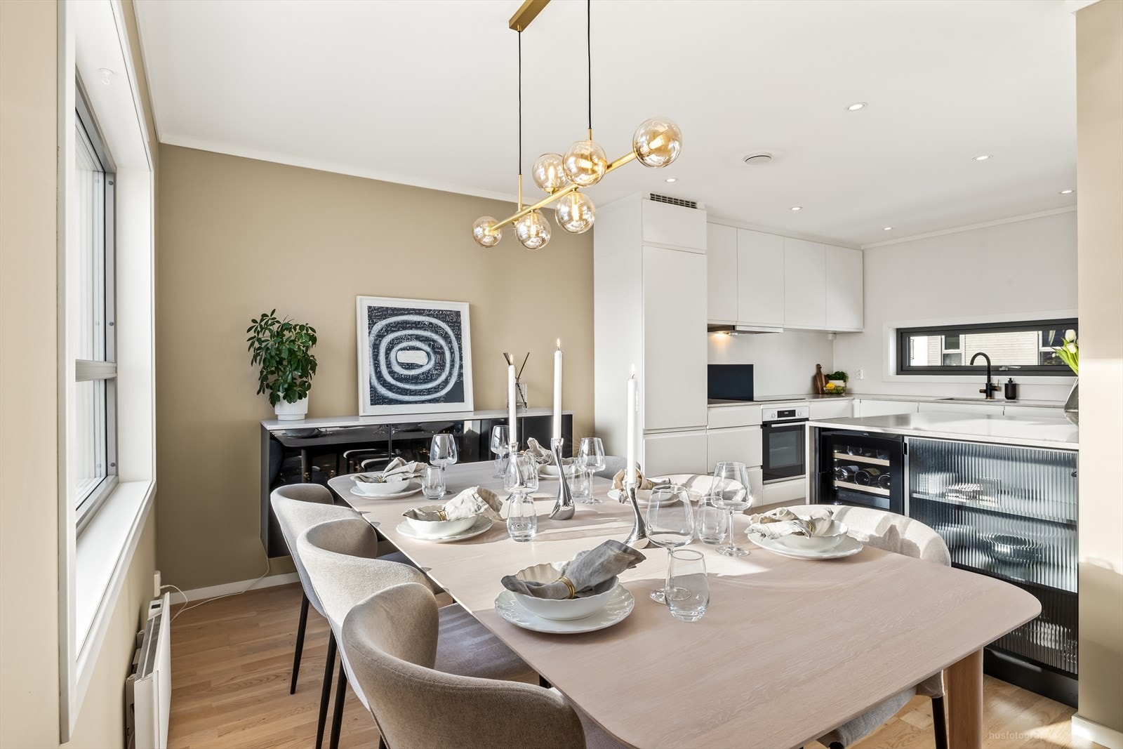 Helhetsinntrykket er en stilren, funksjonell og svært innbydende spisestue som passer perfekt både til hverdagsmåltider og hyggelige middager med gjester. Galleribilde