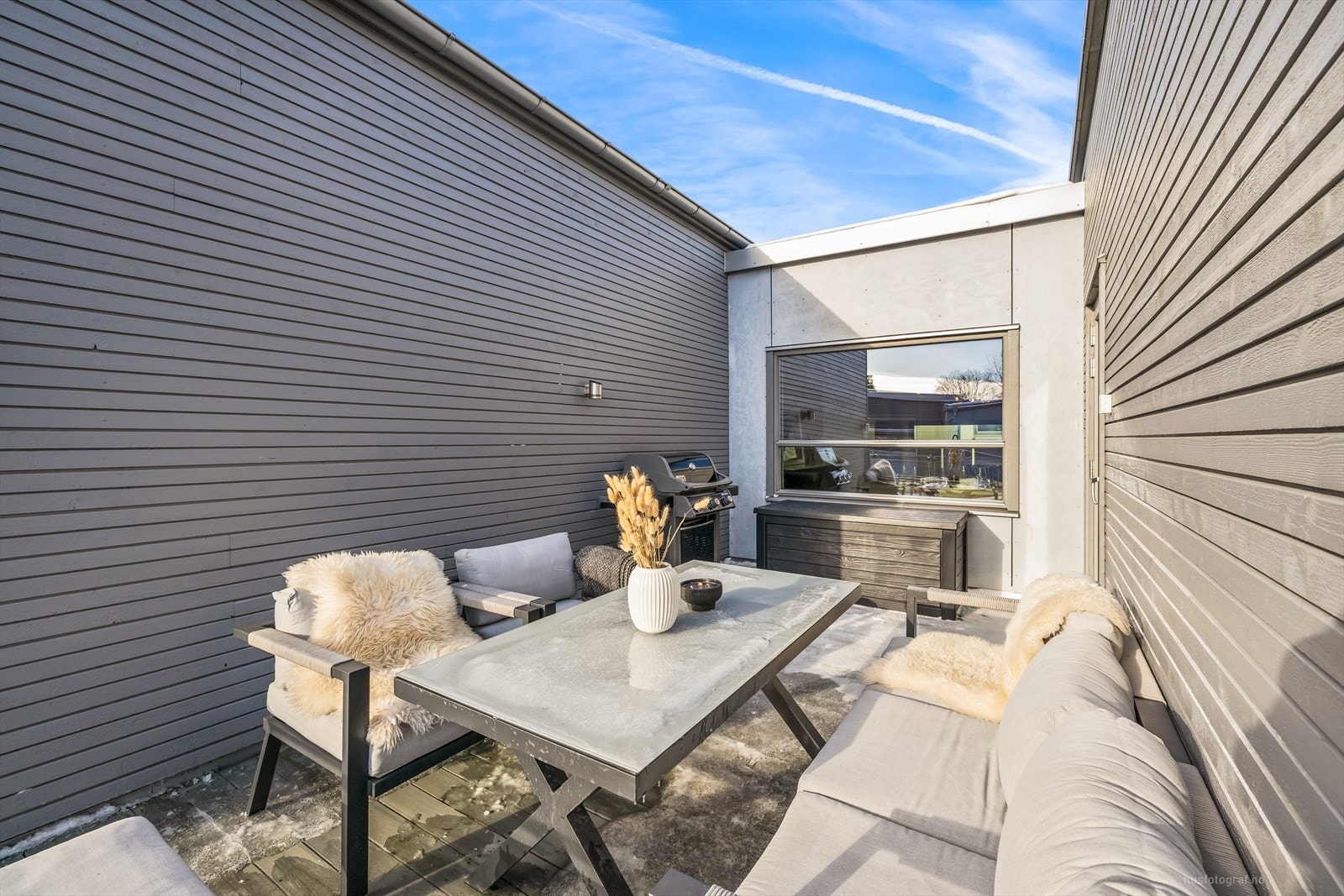 Fra stuen er det direkte utgang til terrassen som er fint skjermet. Galleribilde