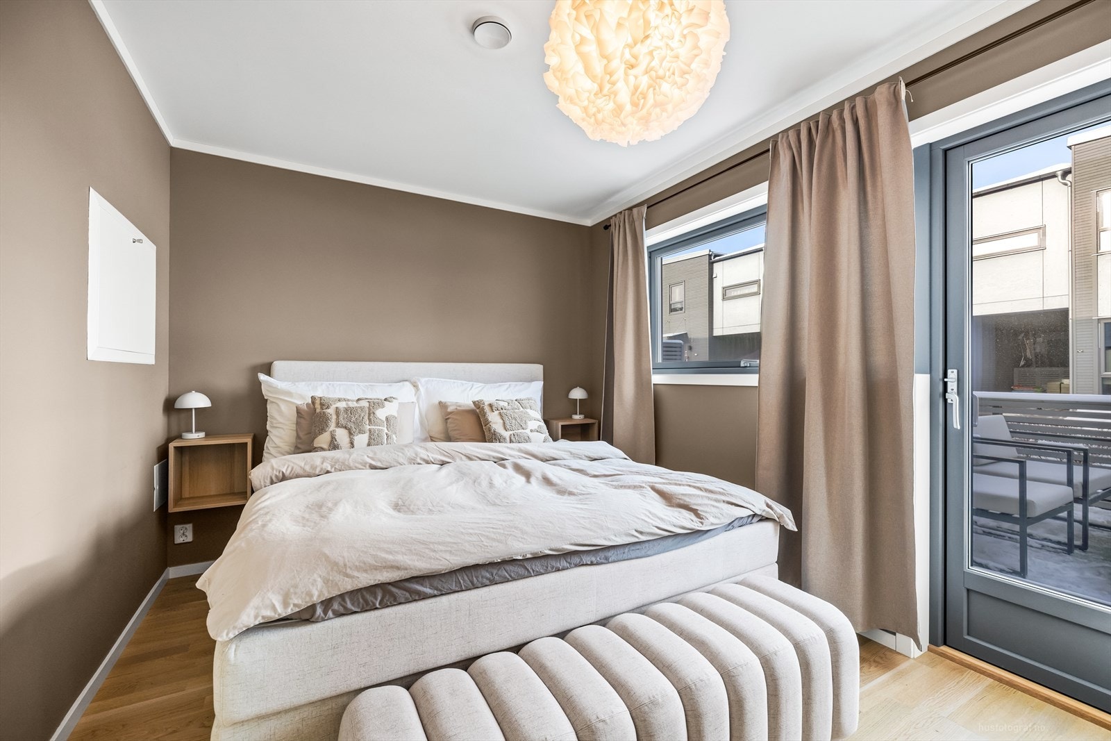 Hovedsoverommet er malt i en behagelig fargetone som skaper en behagelig og fin tilværelse på soverommet. Galleribilde