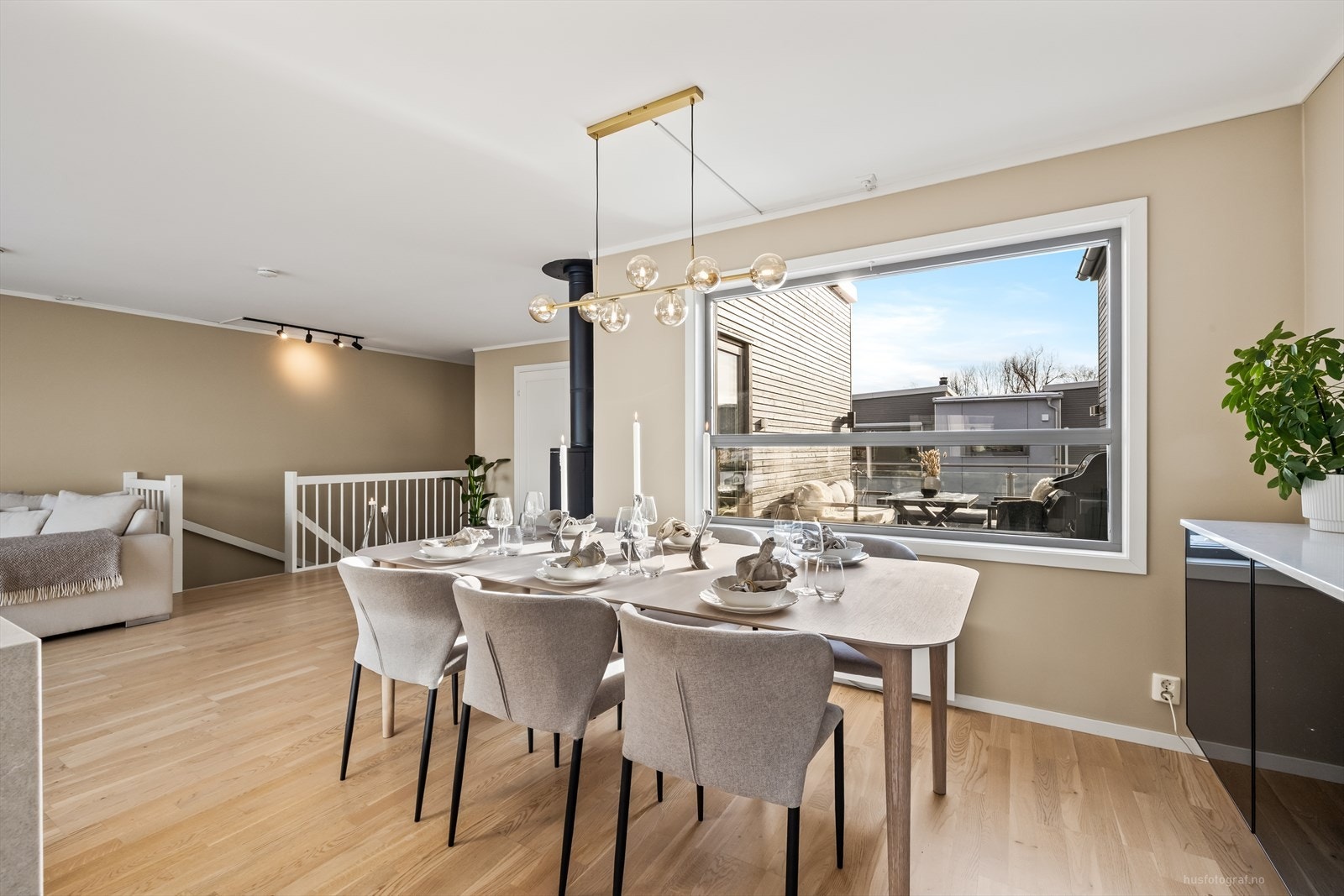 Spisebordet finner sin naturlige plassering. Galleribilde