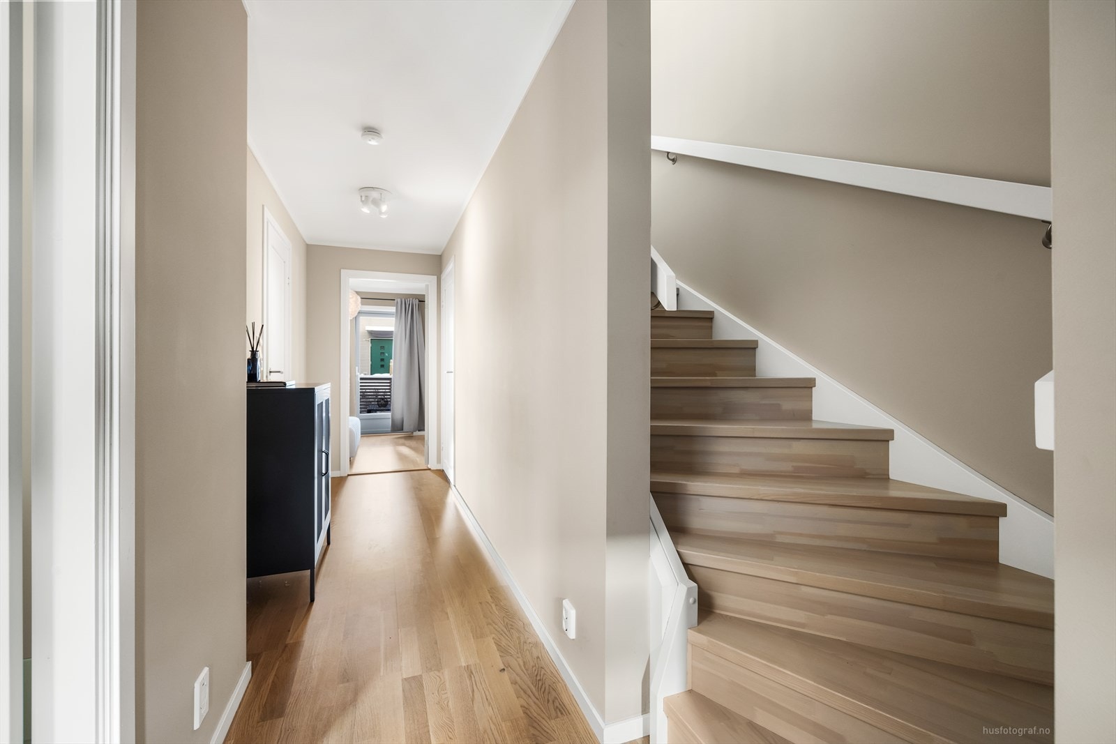 Boligen inneholder i 1.etasje: Entré, 2 soverom, gang, bad/vaskerom og bod. Galleribilde