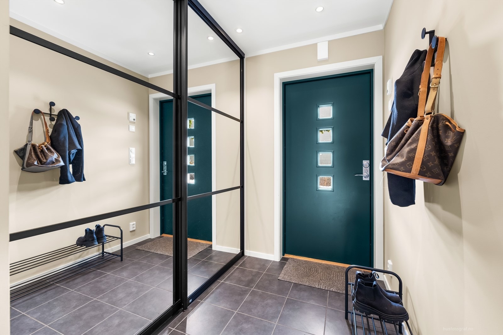 Velkommen inn til en lys og romslig flislagt entré. Det er god plass til oppheng for yttertøy og til å sette ifra seg sko, i skyvedørsgarderobe noe som gjør det enkelt å holde orden i inngangspartiet. Galleribilde