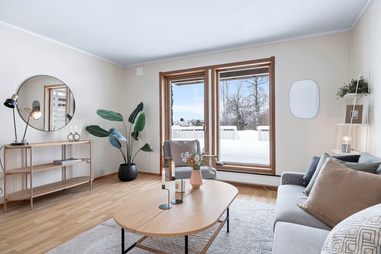 Lys og hyggelig leilighet beliggende i første etasje med stor solrik terrasse og barnevennlig beliggenhet. Galleribilde