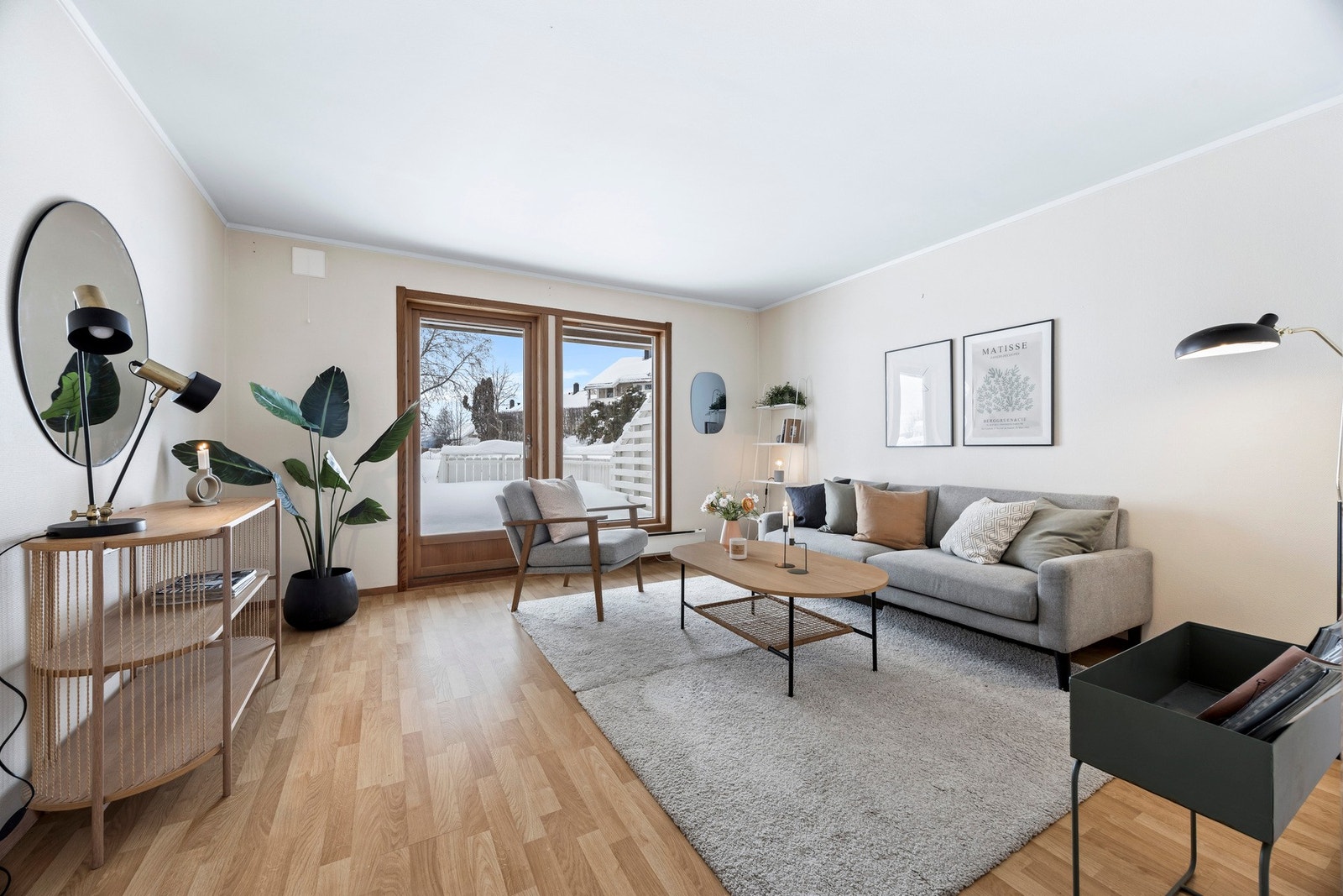 Stuen har store vindusflater som slipper inn godt med naturlig lys. Galleribilde