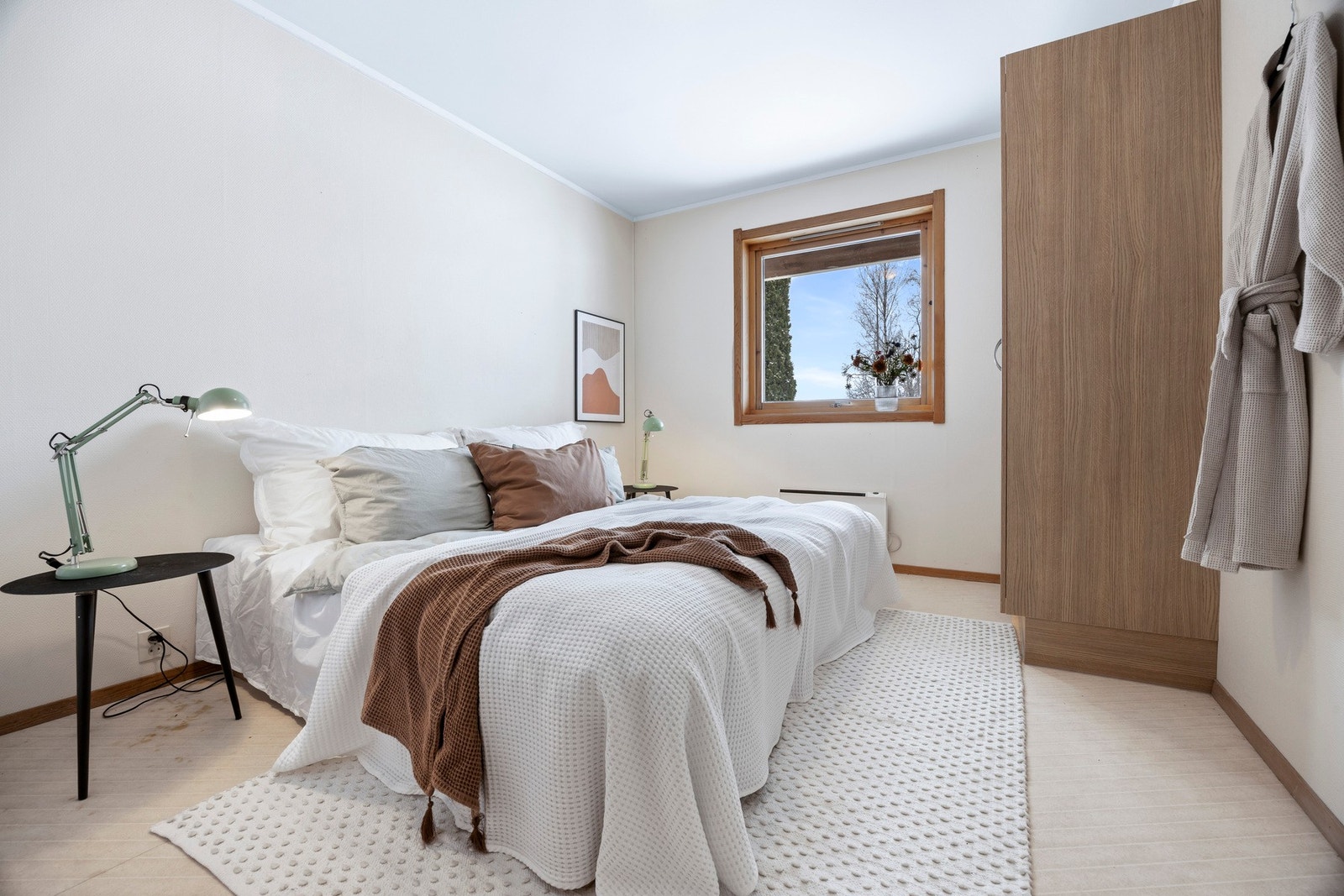 Romslig soverom med plass til dobbeltseng og garderobe. Galleribilde