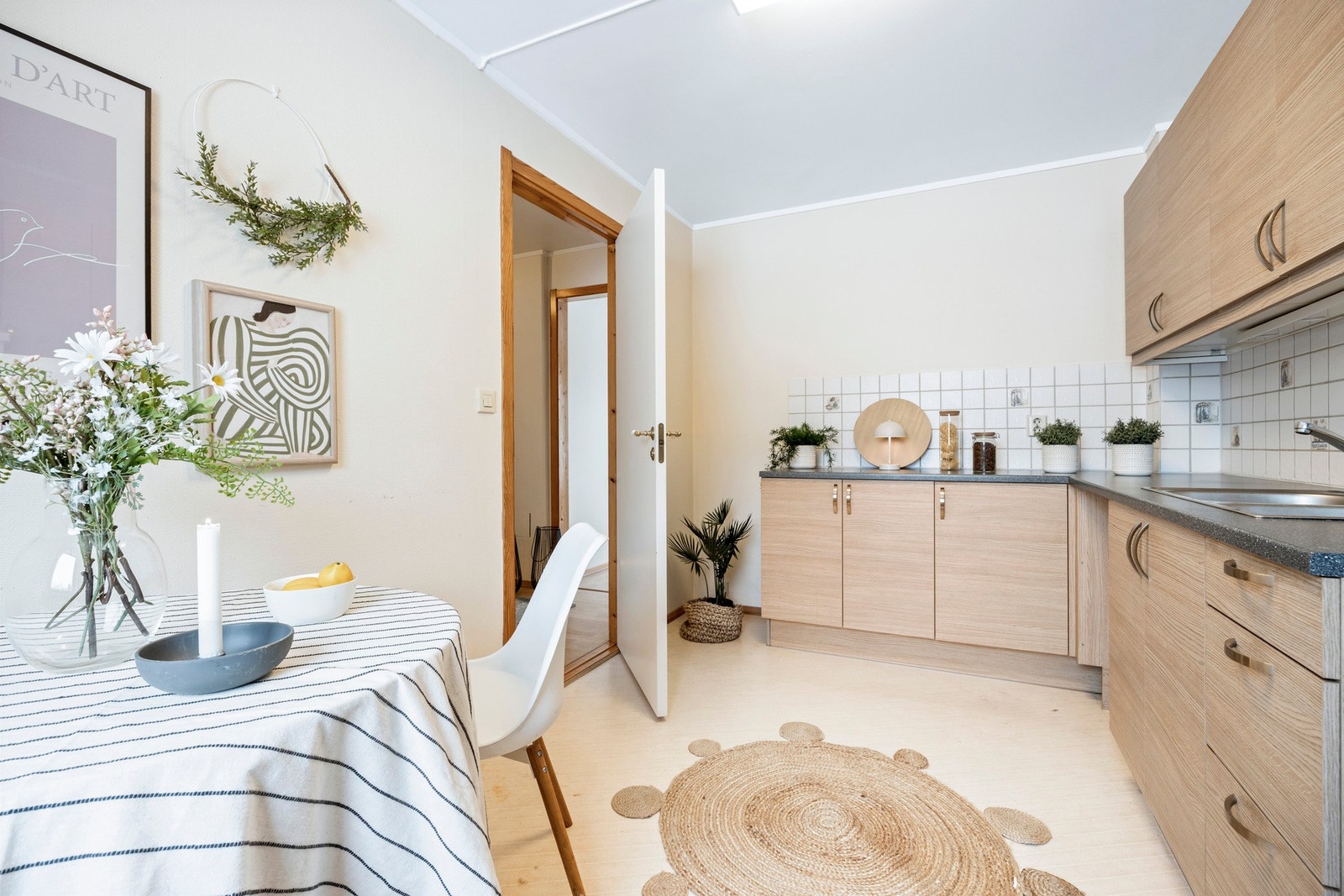 Kjøkken med plass til spisebord. Galleribilde