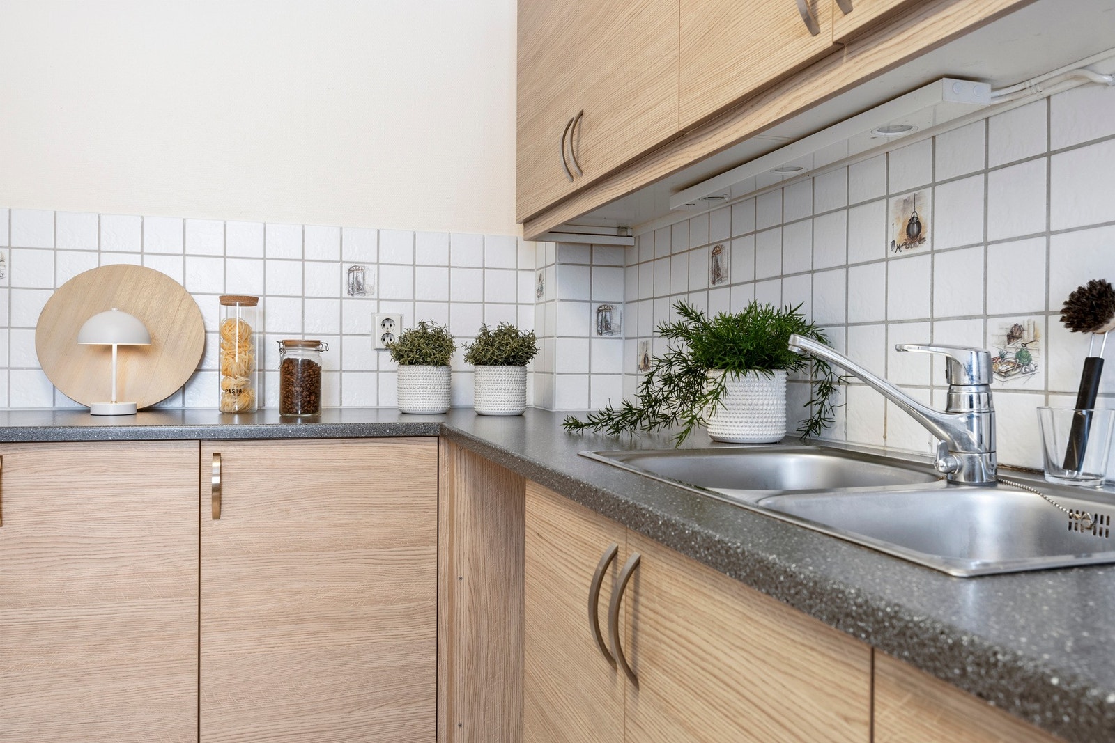 Kjøkkeninnredning med laminat benkeplate og avsatt plass for hvitevarer. Galleribilde