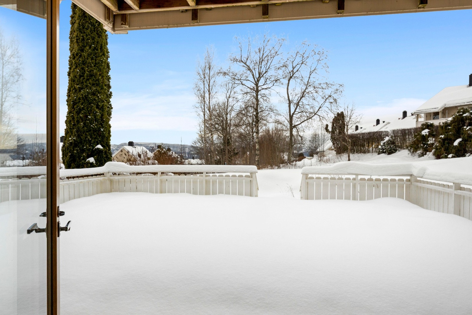 Utgang til terrasse fra stuen. Her er det god plass til flere sittegrupper og tilgang til fellesarealet med gressplen og lekeplass. Galleribilde