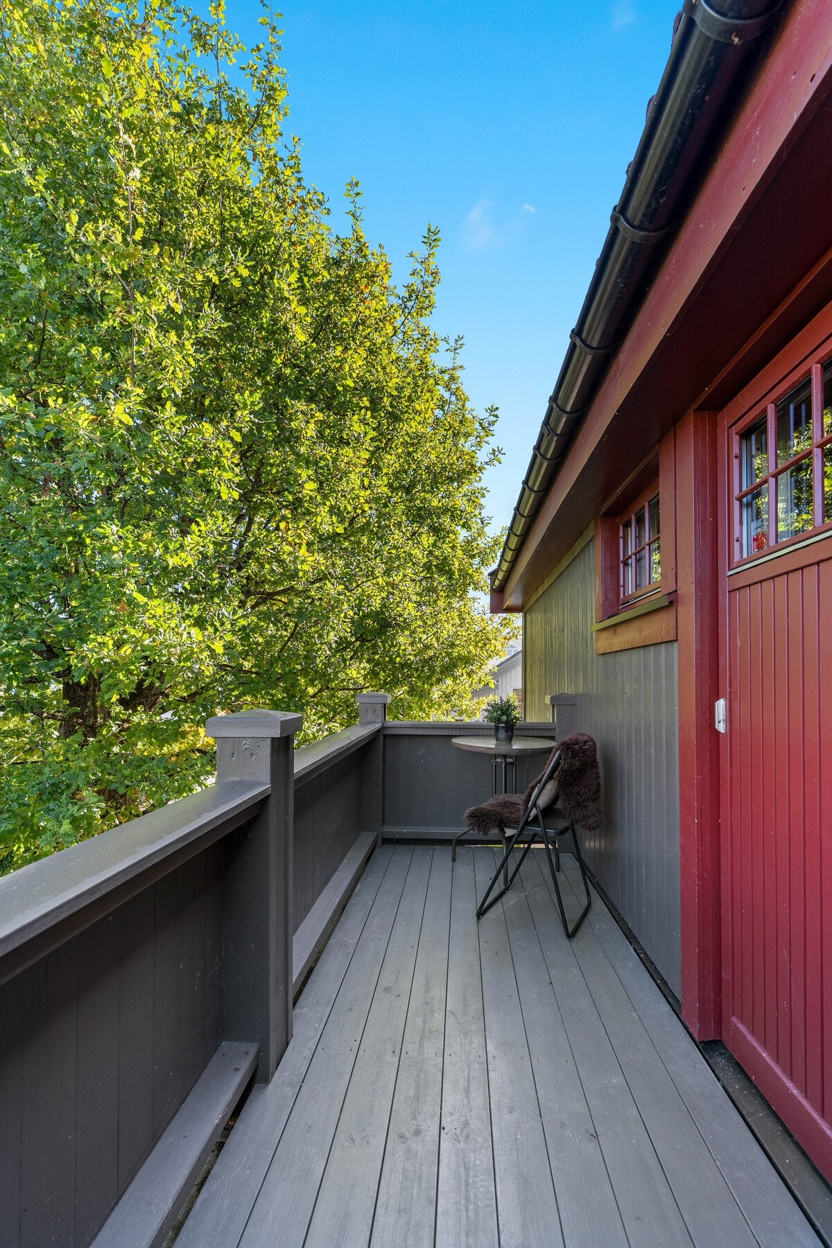 Fra boligens 2. etasje er det adkomst til en nordøstvendt balkong på ca. 5 kvm. Herfra har man fint utsyn over den frodige hagen - et fredelig sted å nyte en kopp kaffe i morgentimene eller trekke seg tilbake med en bok i rolige omgivelser. Galleribilde