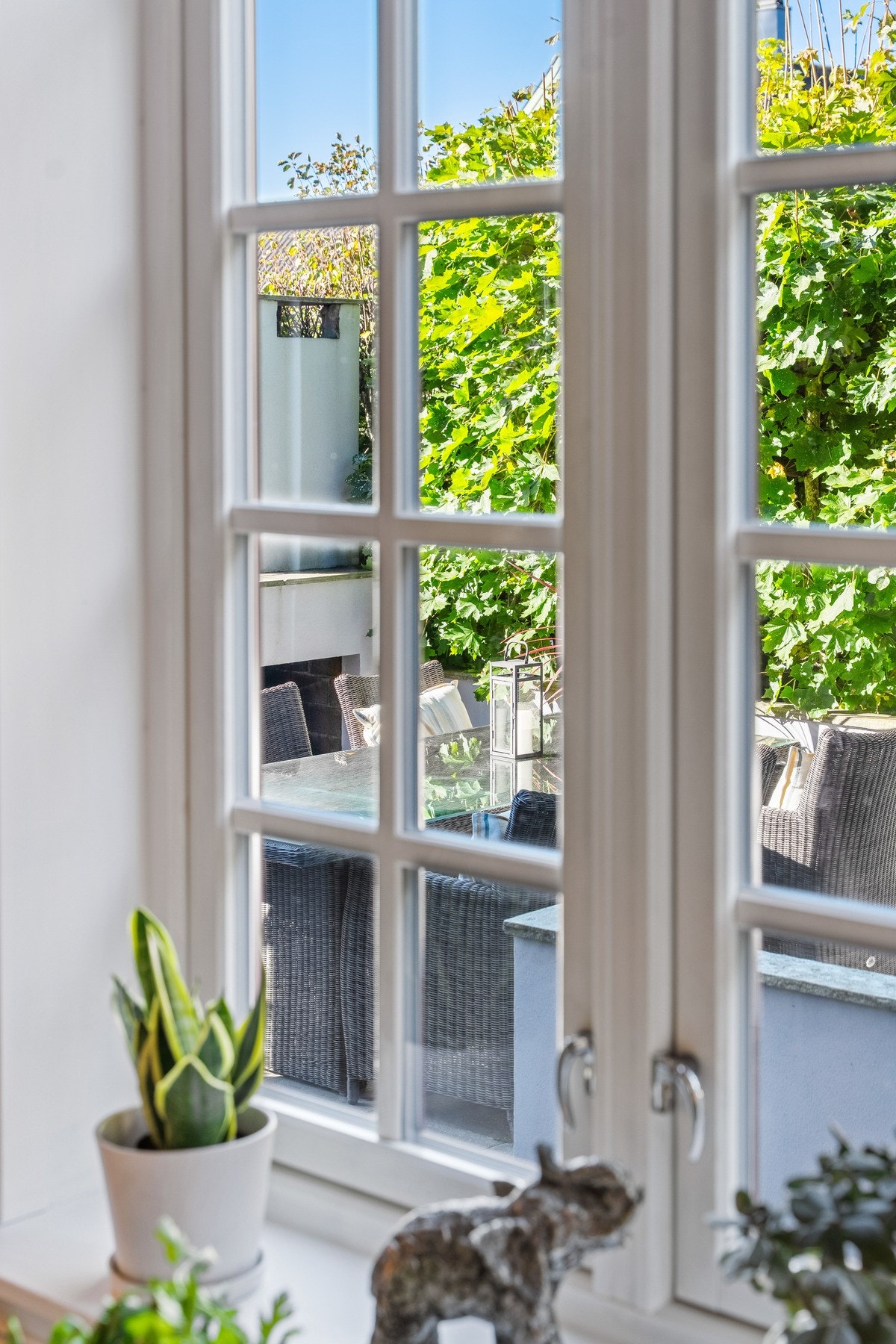 Fra stuen er det direkte utgang til en romslig, vestvendt uteplass og boligens hage - et nydelig sted å nyte ettermiddagssolen i grønne og rolige omgivelser. Galleribilde