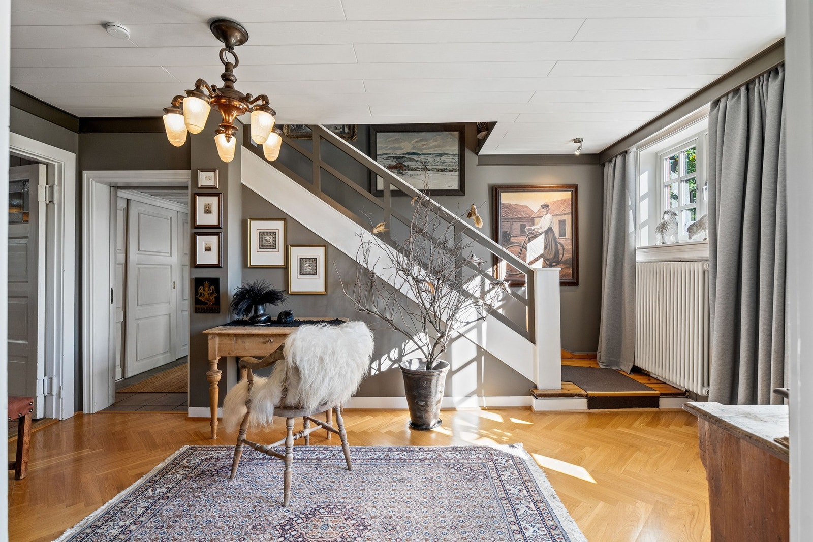 Boligen har en gjennomgående standard omkranset med klassiske detaljer, som gir en herskaplig følelse. Galleribilde