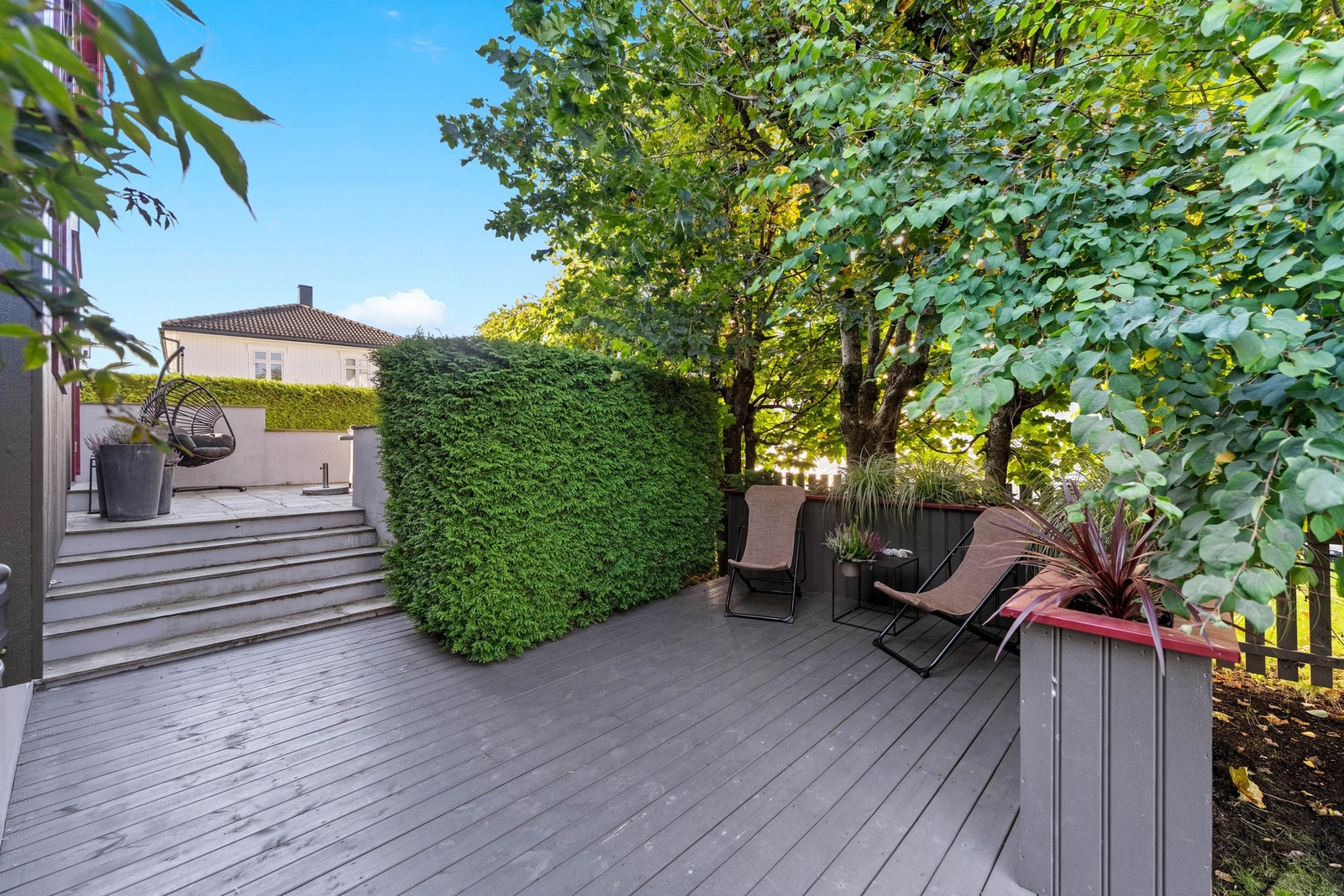 I tillegg har boligen en treplatting på ca. 16 kvm. Plattingen ligger i nærhet til uteboden og er et praktisk og anvendelig uteområde - perfekt som lekeplass for barna, plass til grill, krukker eller som en ekstra sitteplass i hagen Galleribilde