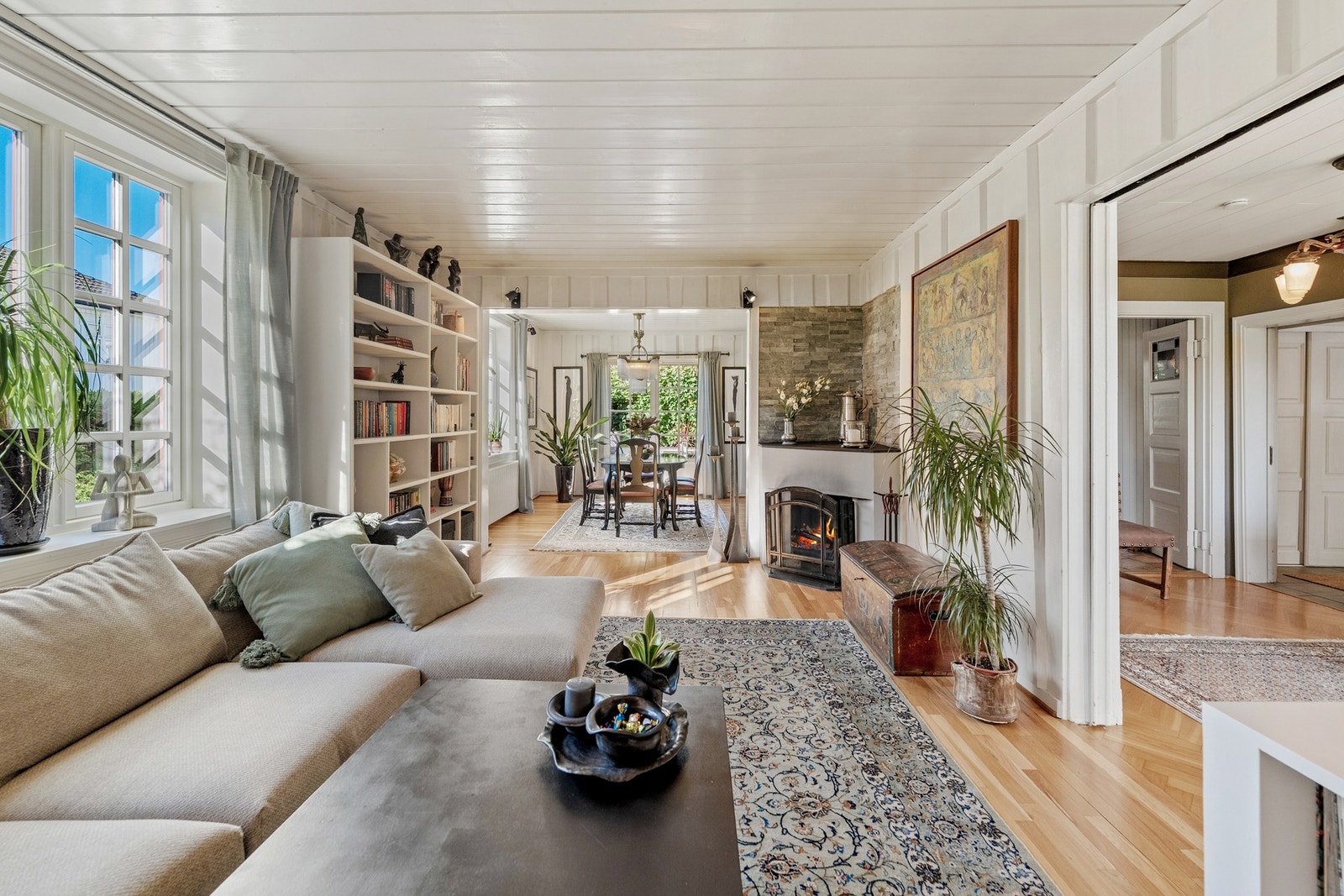 I stuen finner du også en koselig peis som skaper varme og stemning på kjølige dager. Galleribilde