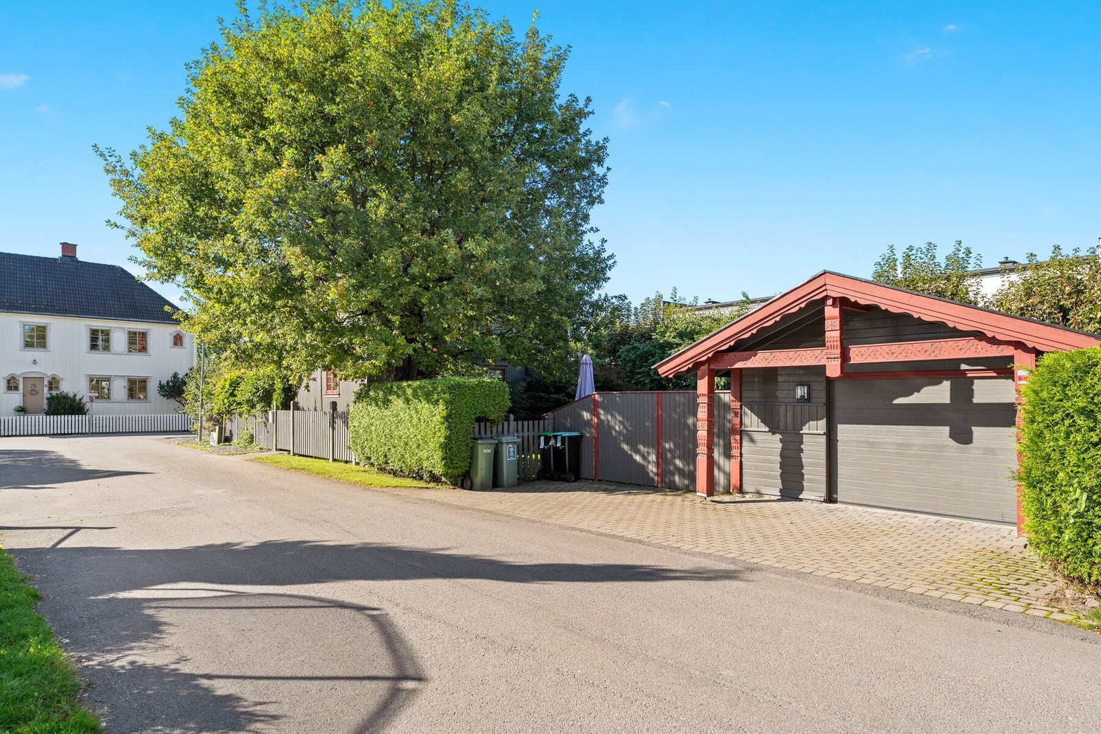 På eiendommen står en frittstående garasje på ca. 30 kvm, som gir god plass til bilparkering, lagring eller hobbyvirksomhet. Garasjen er utstyrt med elektrisk leddet port for enkel inn- og utkjøring, samt installert elbillader - klart for deg med elbil. Galleribilde