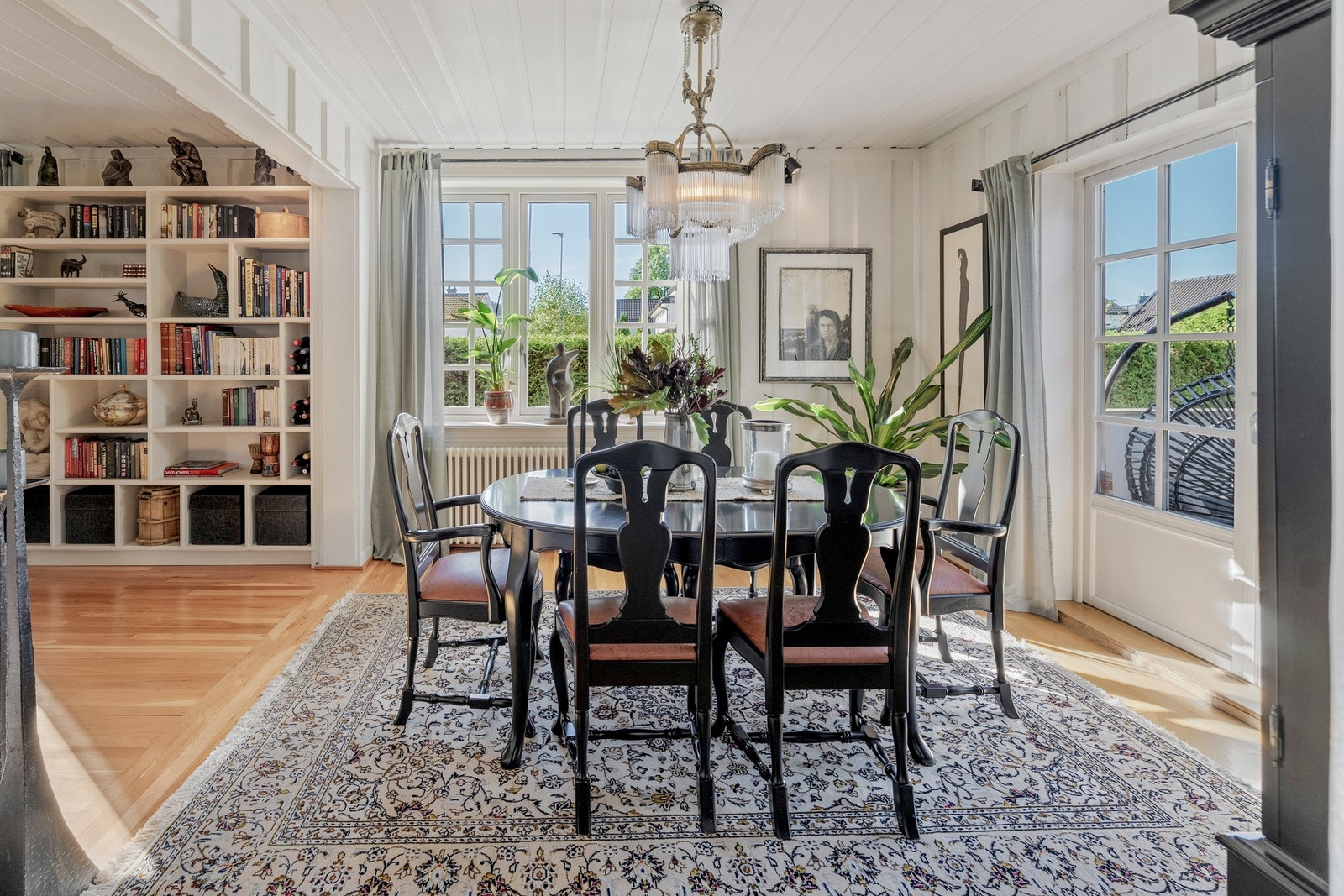 Spisebordet har en naturlig plass i rommet, ideelt for lange middager med familie og venner. Galleribilde