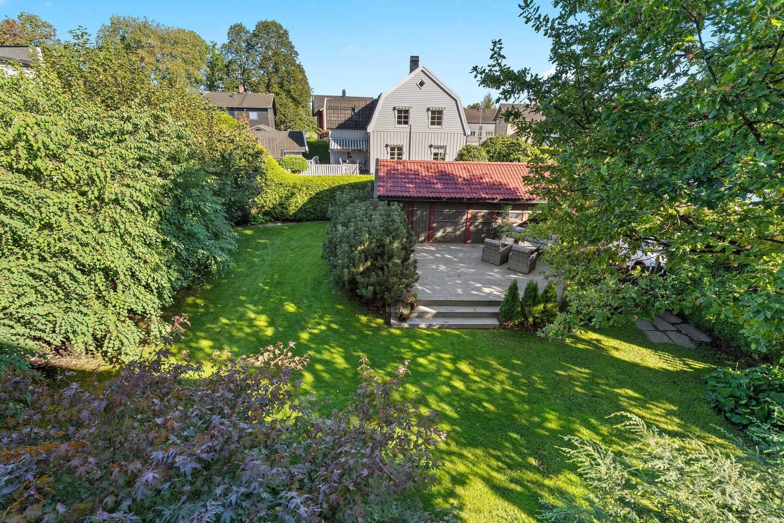 Balkongen har en skjermet beliggenhet og passer godt som en liten privat uteplass med nærhet til soveromsetasjen. Galleribilde