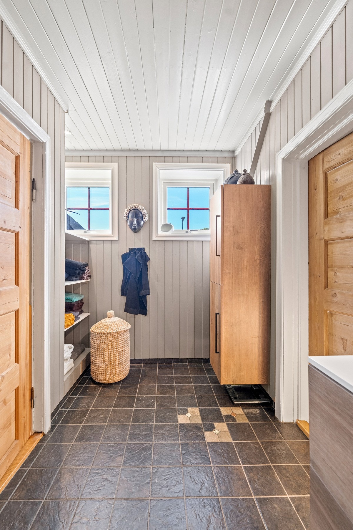 Innredningen består av servant med underskap og skuffer for praktisk oppbevaring, samt speilskap som kombinerer speilflate og lagringsplass på en smart måte. I tillegg finnes fastmonterte hyller og skap som gir godt med plass til baderomsartikler m.m. Galleribilde