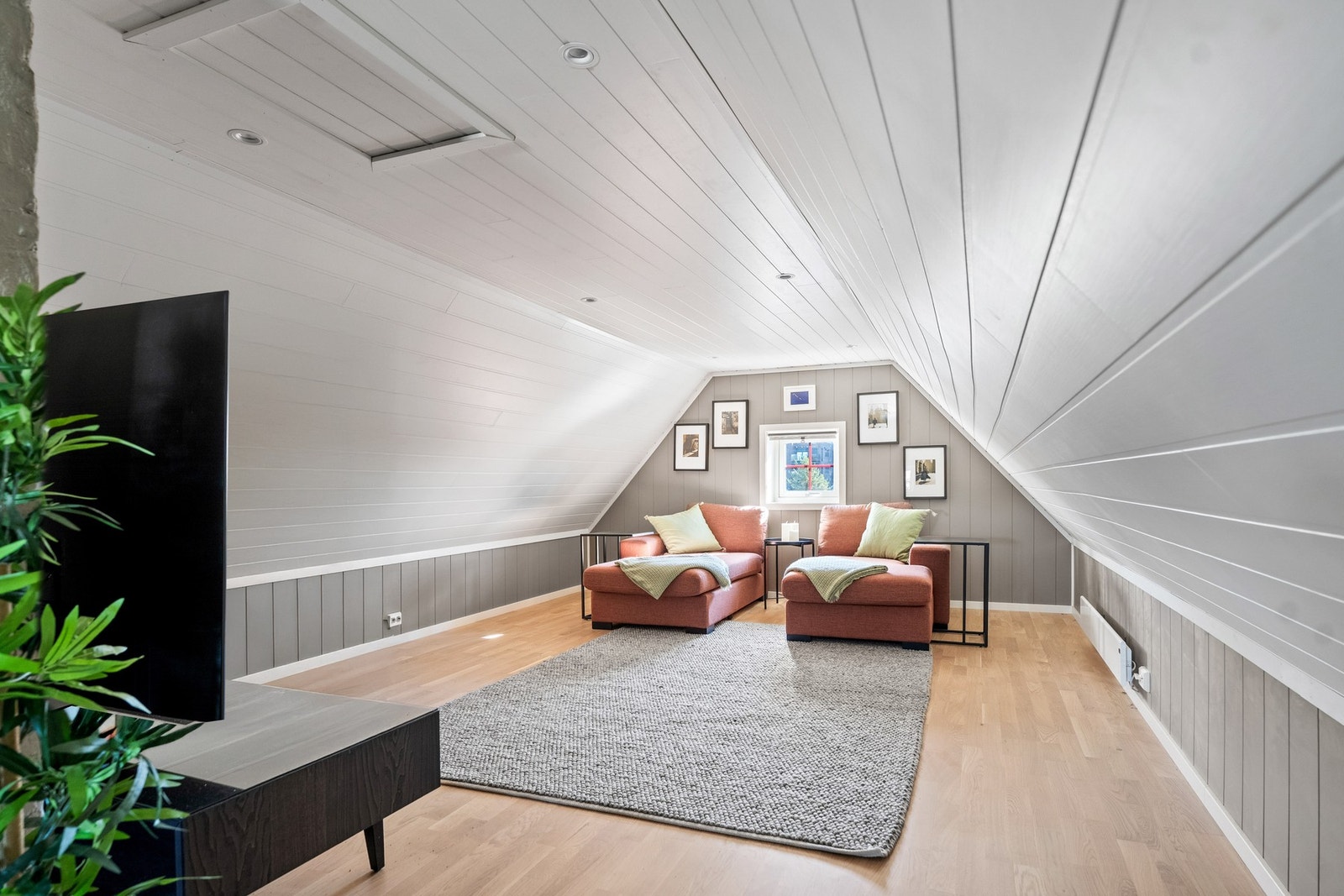 I boligens øverste etasje finner du en trivelig loftsstue - et fleksibelt og lyst rom med bruksmuligheter. Rommet har laminatgulv og lyse vegger, som sammen gir et rent og moderne uttrykk. Galleribilde