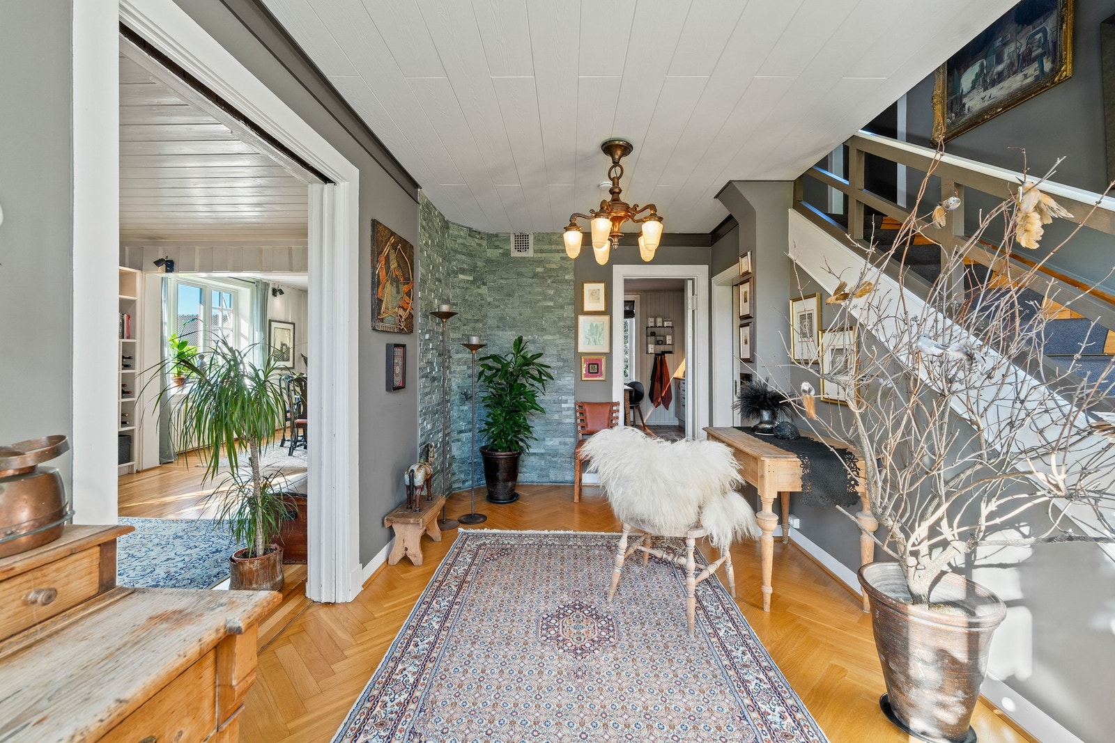 Boligens hall binder hjemmet sammen på en stilfull og gjennomført måte. Galleribilde