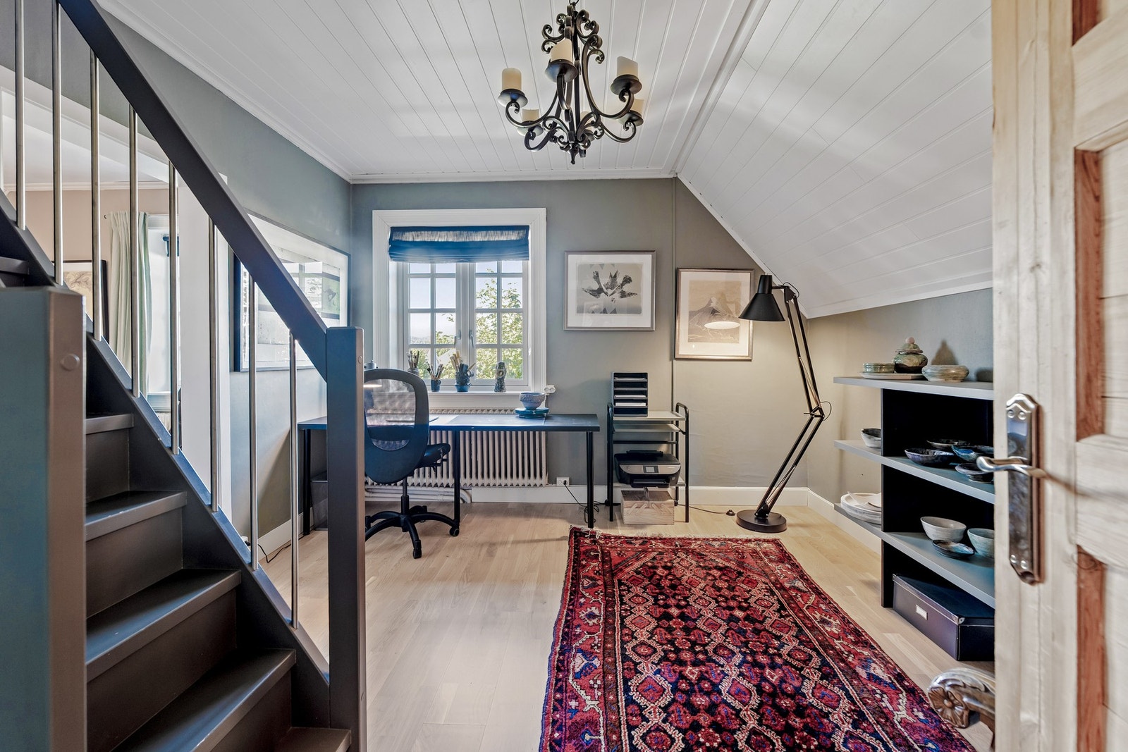 Et av boligens soverom benyttes i dag som kontor, men har god størrelse til ulike bruksområder. En innvendig trapp fører videre opp til loftet, noe som gir ekstra lagrings- eller utnyttelsesmuligheter. Galleribilde