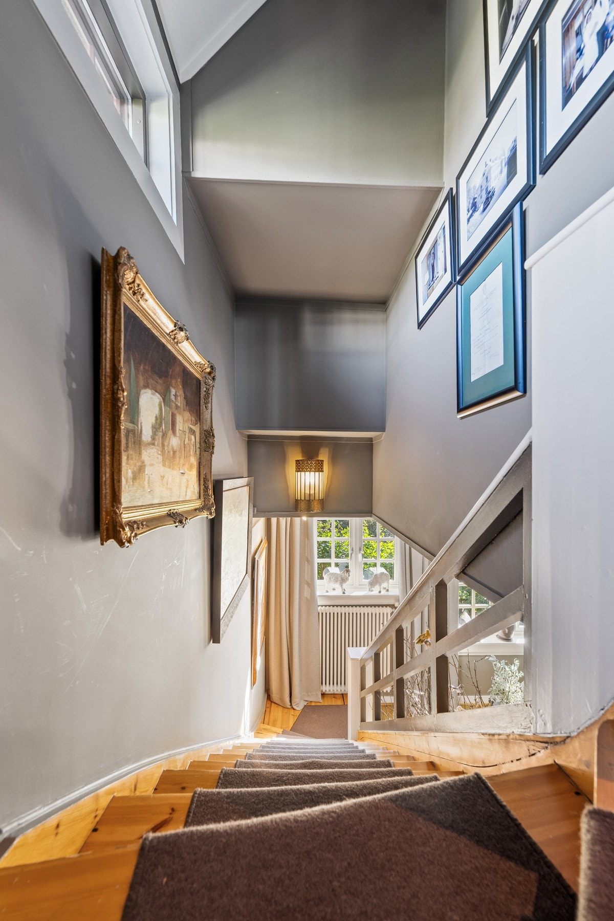 Fra hallen er det direkte adkomst til kjøkkenet og stuen, samt trapp opp til boligens andre etasje. Galleribilde