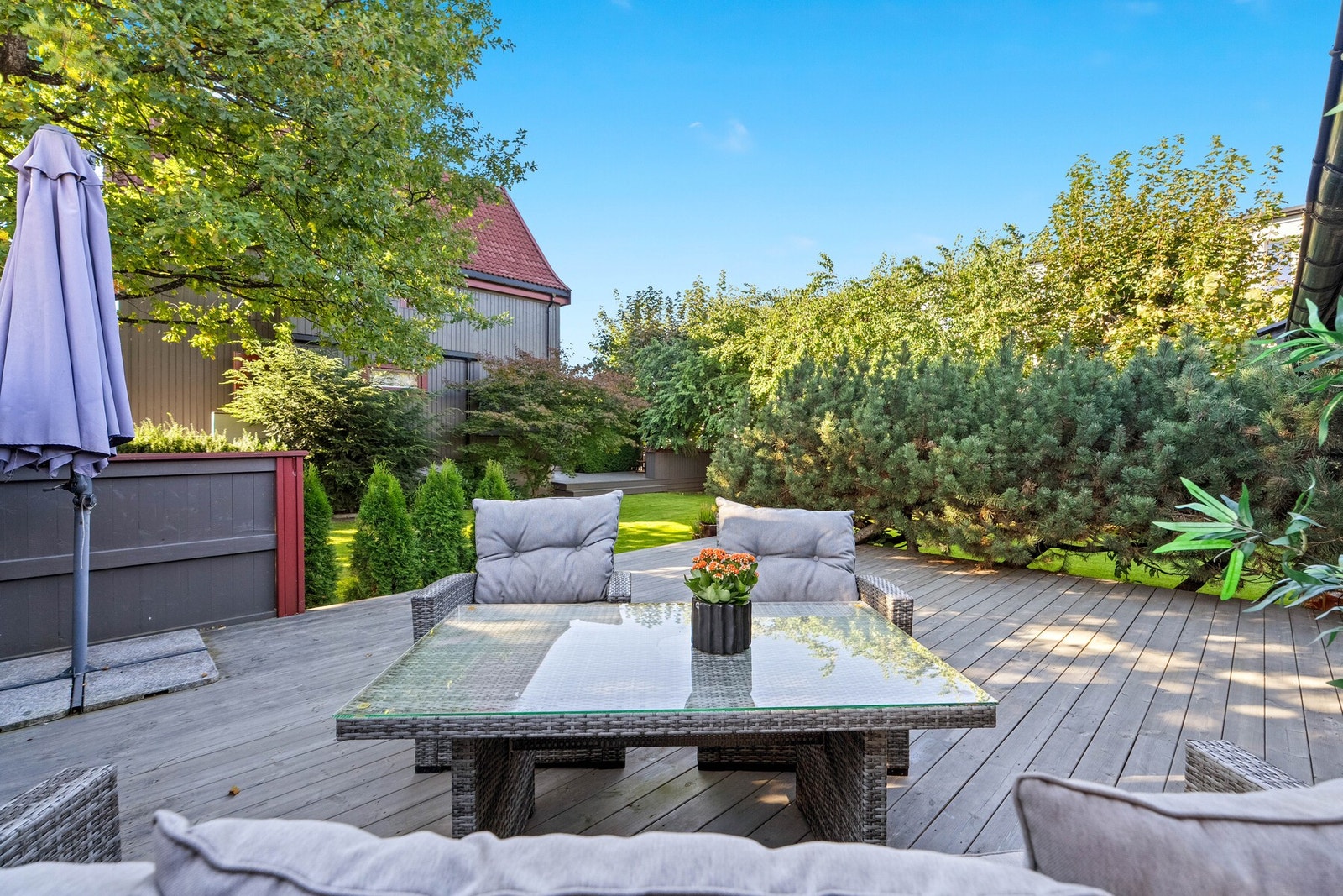 Boligen byr på flotte uteområder i tillegg til den koselige hagen. Galleribilde